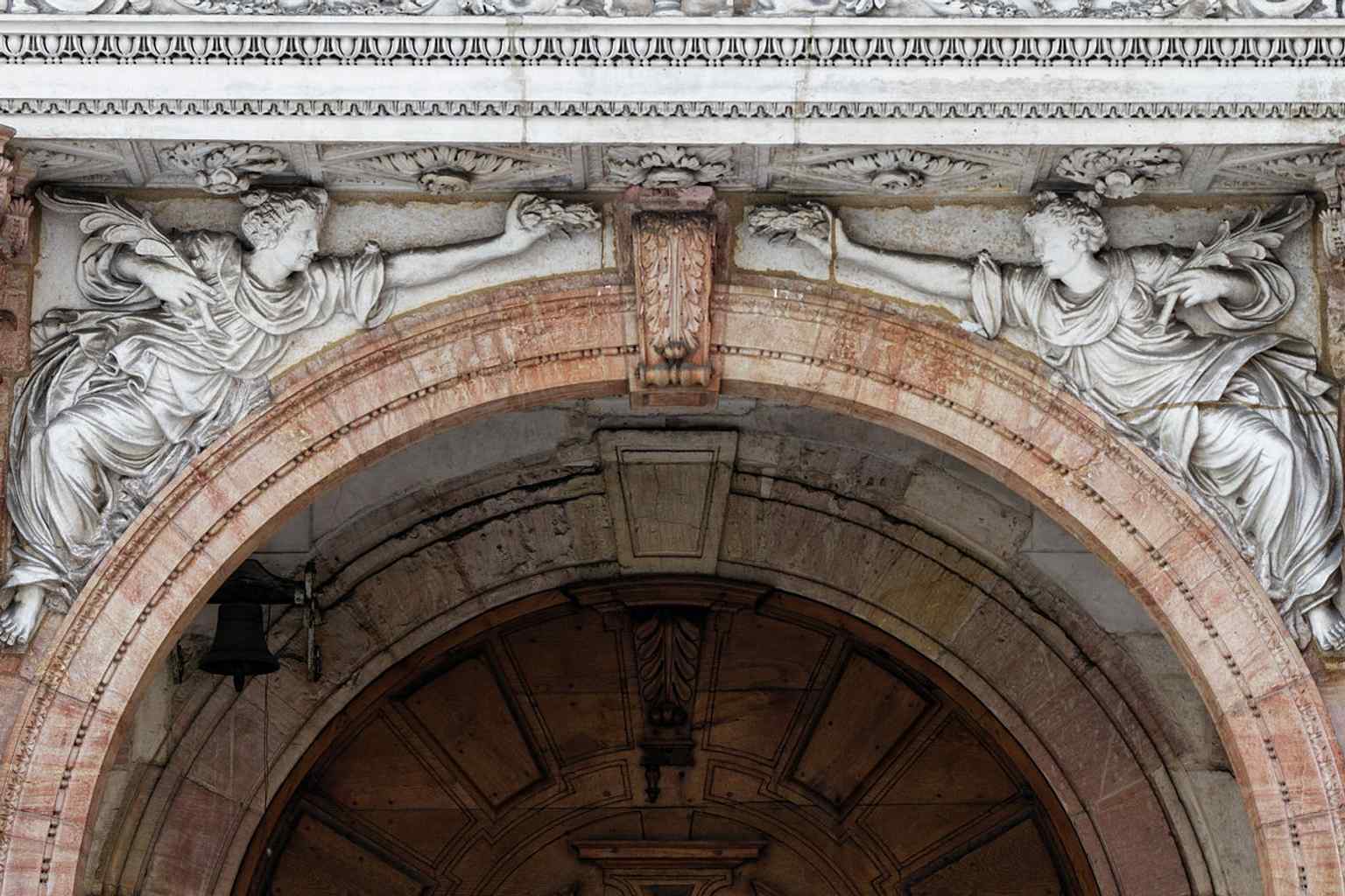 Step inside to appreciate the opulent interiors of the Hôtel de Vogüé, reflecting the refined tastes of its original owner, Étienne Bouhier, a great art lover.