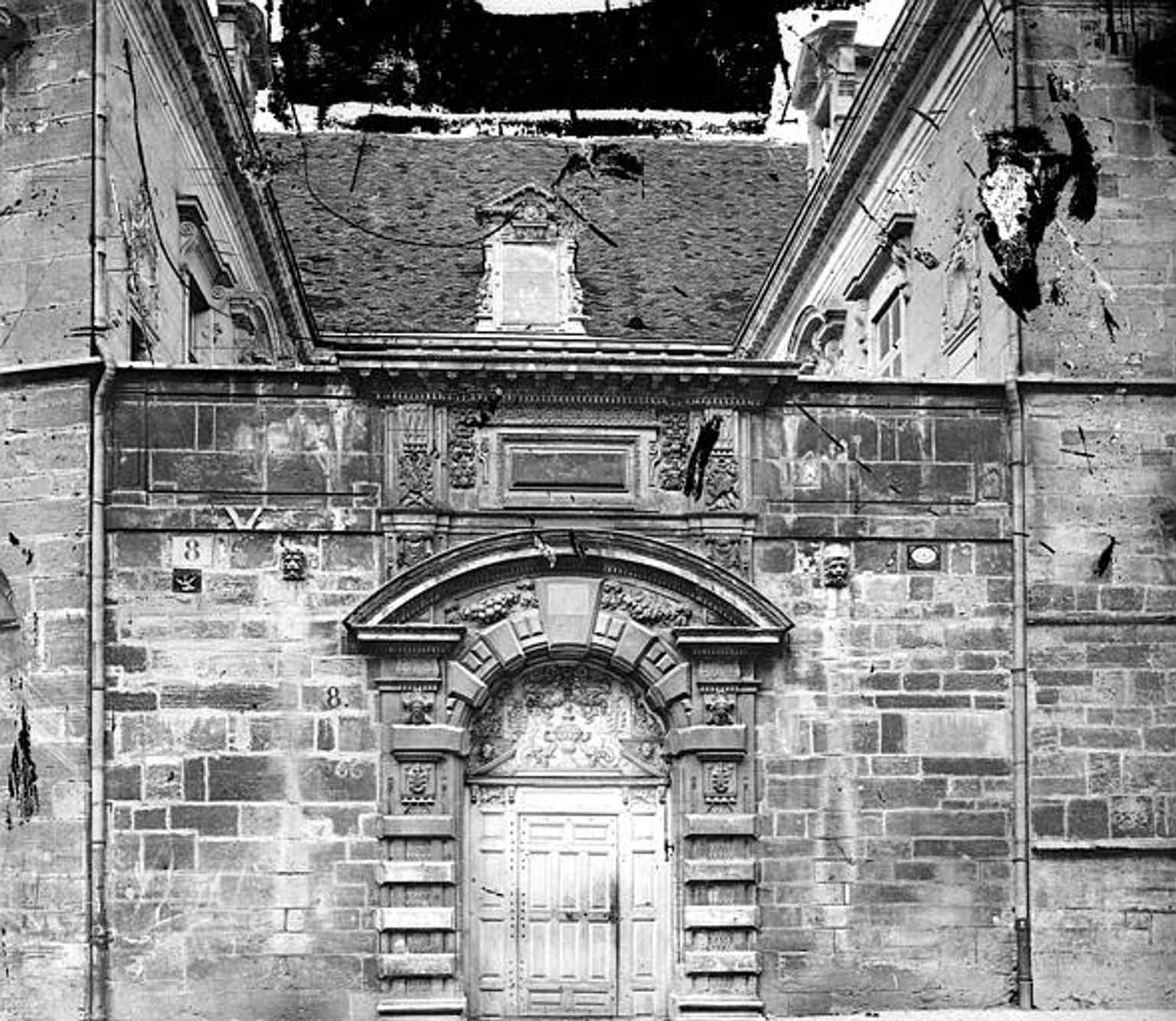 This 1919 historical photograph captures the main street facade and its richly decorated portal, a key entrance to the hotel.