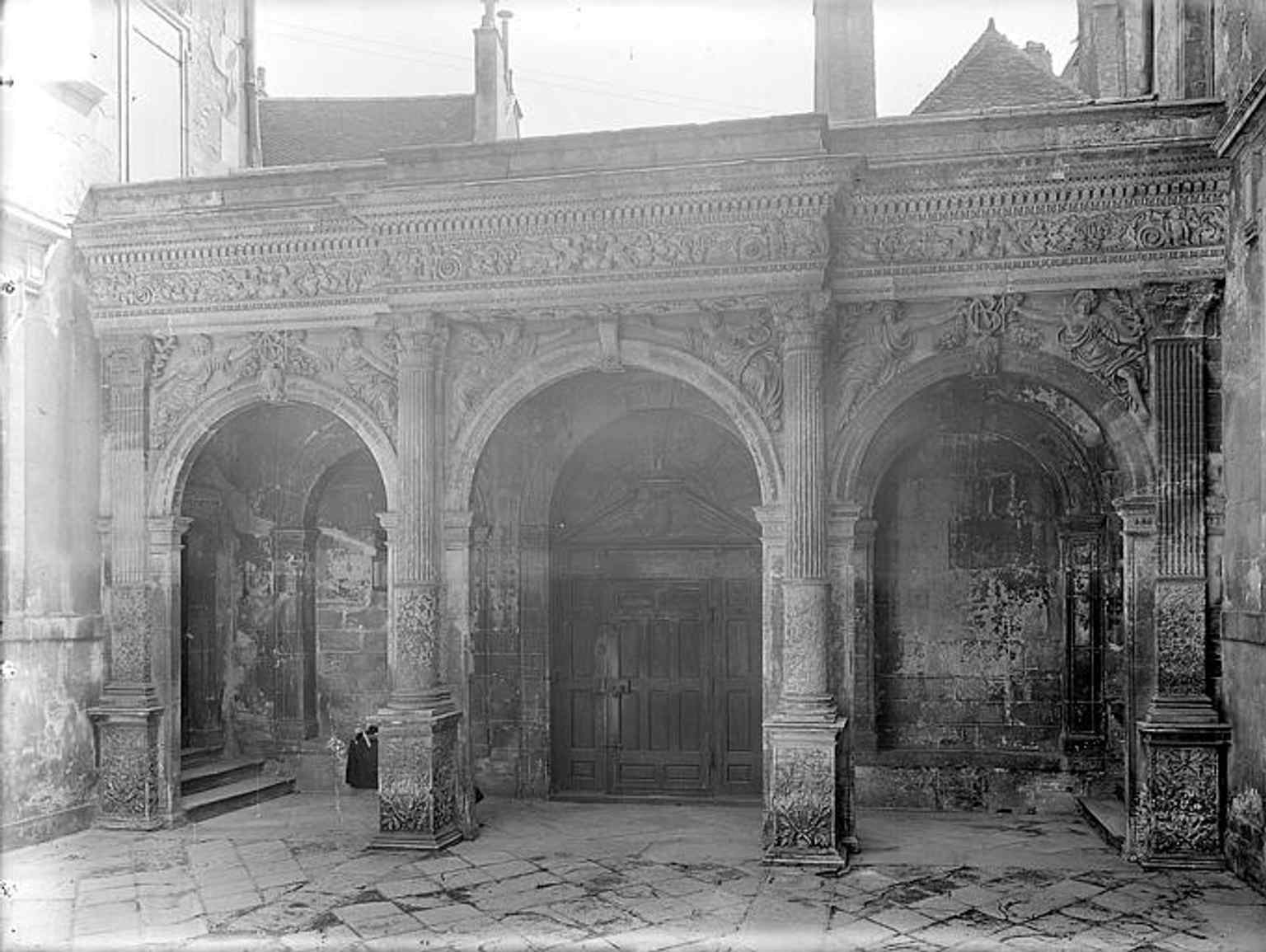 A historical view from 1919 showing the inner courtyard side of the entrance portico, part of the hotel's classic "between courtyard and garden" layout.