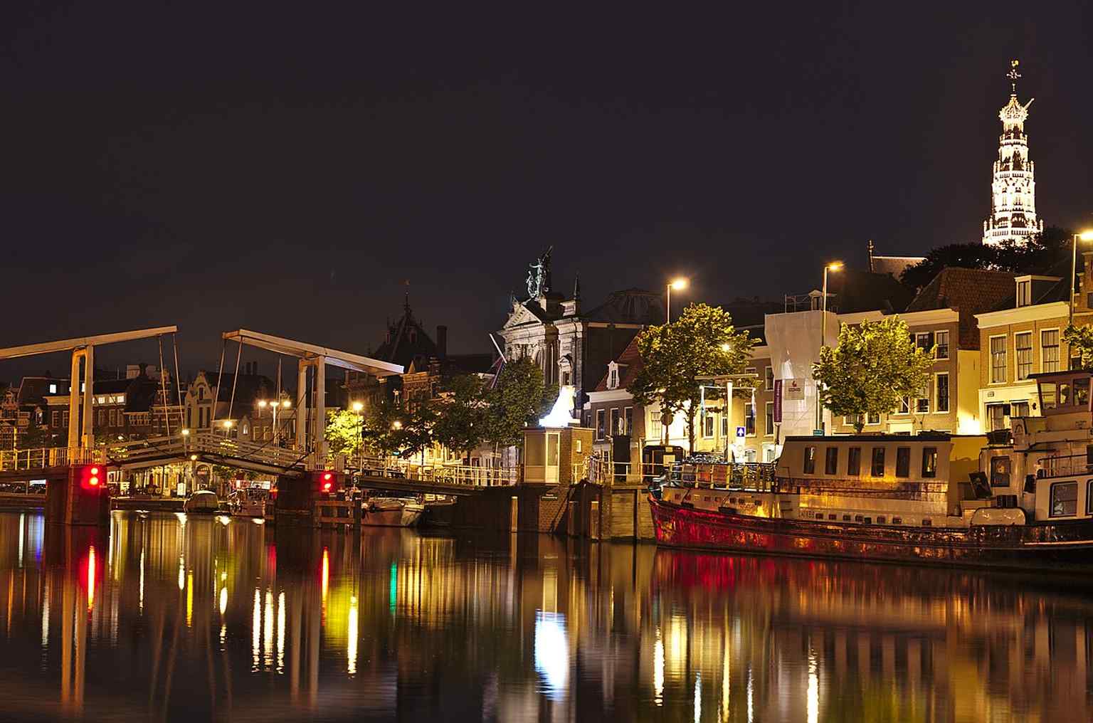 Night view of the Gravestenenbrug in Haarlem, showing the bridge as part of the city’s historic Spaarne crossing.