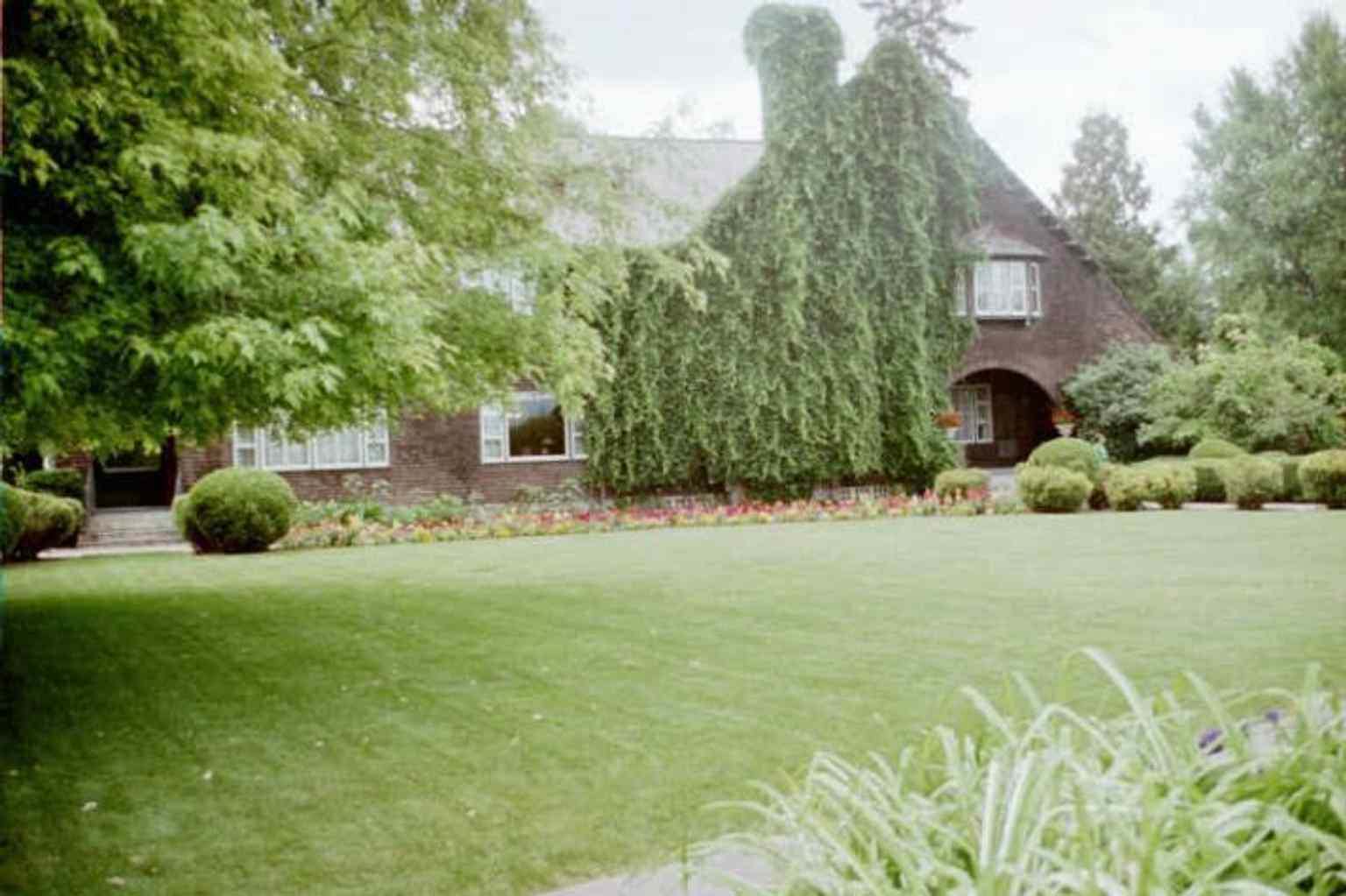 The Conrad Mansion’s shingle-style Victorian exterior, the 1892–1895 home of shipping magnate Charles E. Conrad in Kalispell.