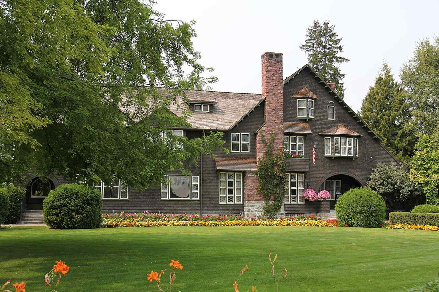 A clear daylight view of the mansion itself, now a museum thanks to Alicia Conrad Campbell’s 1974 donation to the city.
