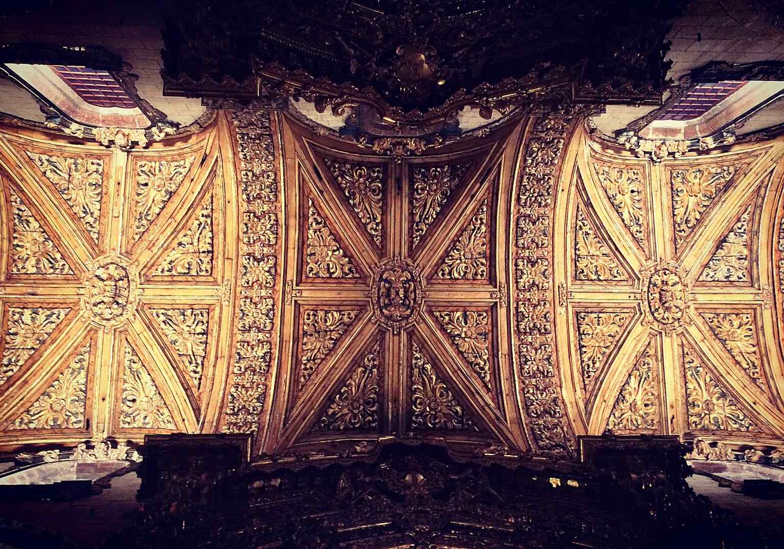 The gilded ceiling is part of the great 18th-century campaign that covered much of the interior in Baroque talha dourada.