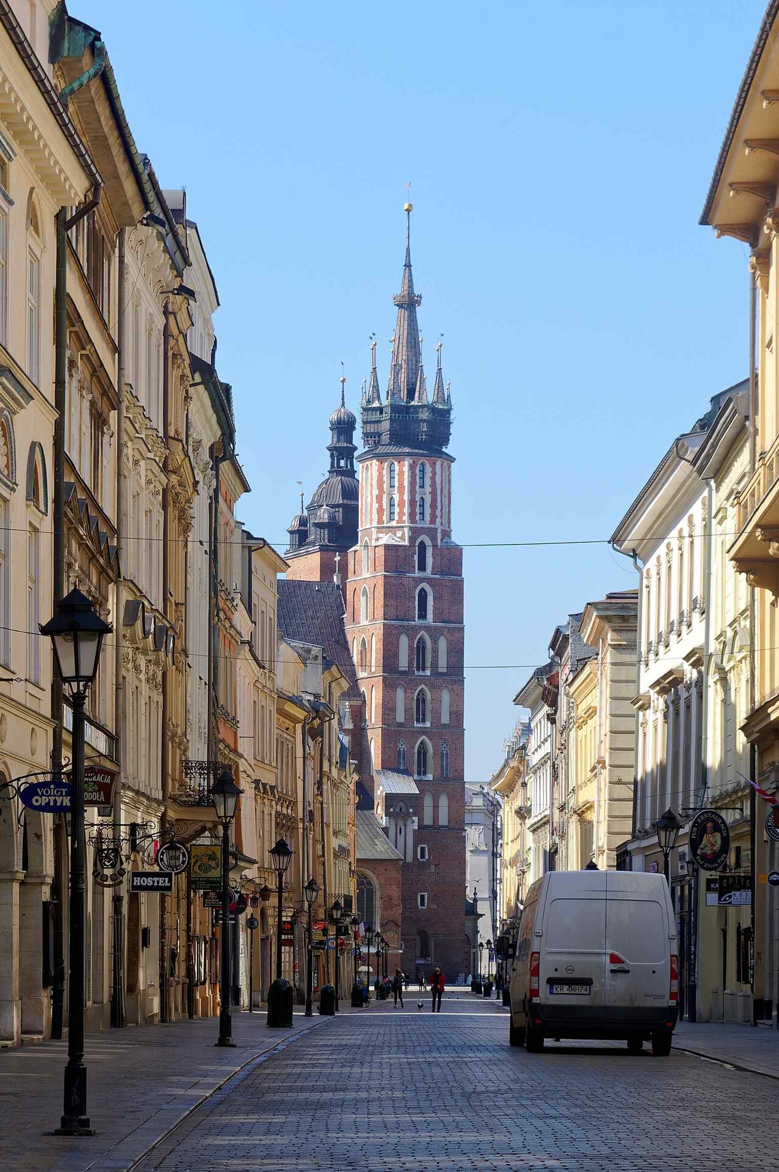 Ein Außenporträt der Marienkirche aus dem Jahr 2015, eines der bekanntesten gotischen Wahrzeichen Polens in der Altstadt.