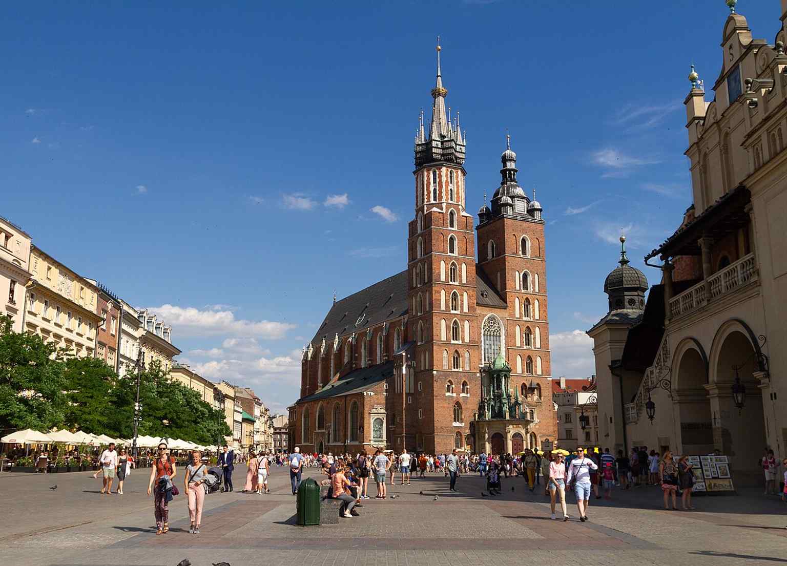 Die Floriańska-Straße endet bekanntermaßen an den Türmen der Basilika und zeigt, wie die Marienkirche den Straßenplan der Altstadt verankert.