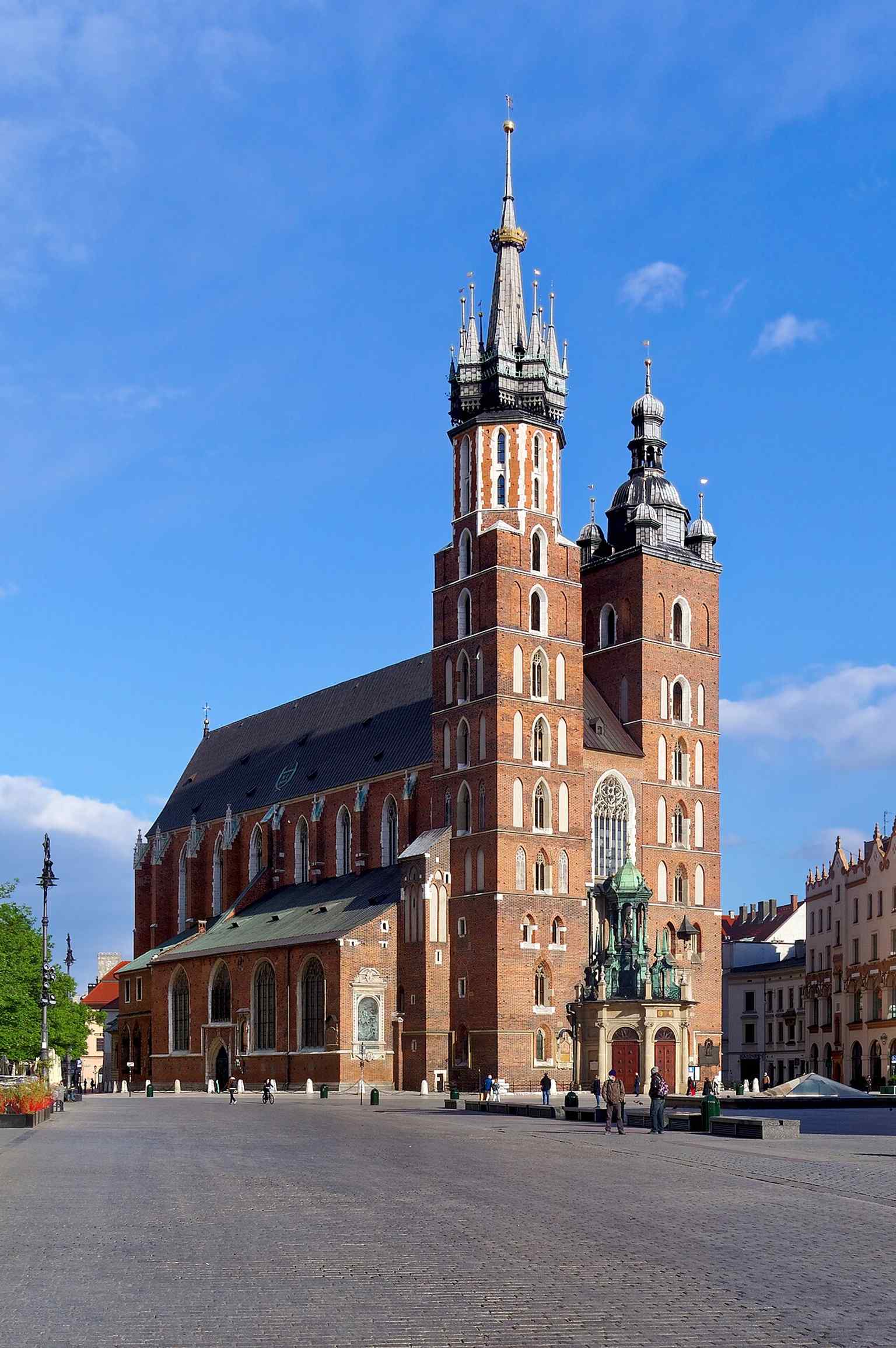 Ein weiterer detaillierter Außenwinkel der Basilika, gut geeignet, um den Backsteingotik-Charakter des Gebäudes zu unterstreichen.