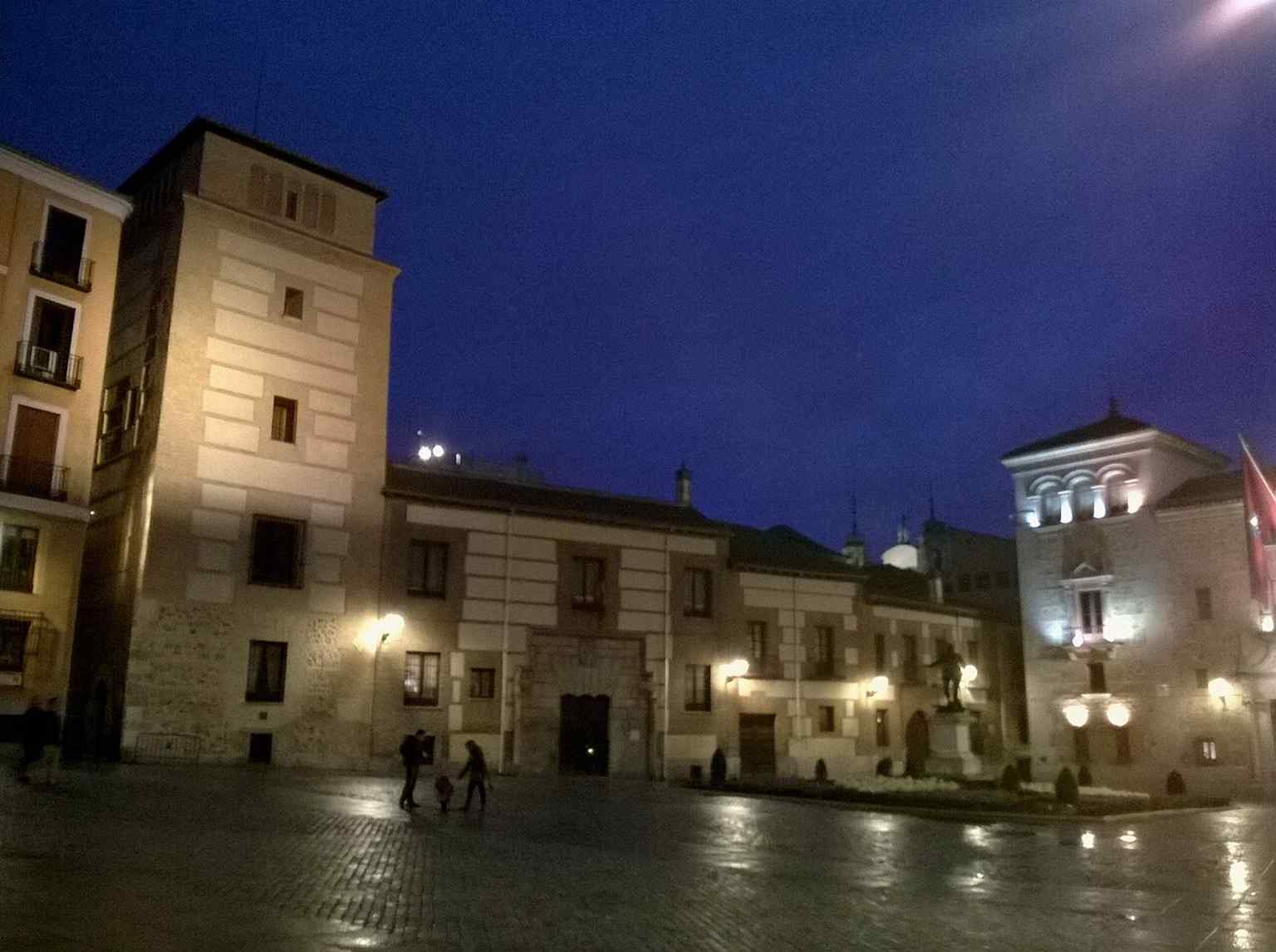 The Lujanes Tower and Casa de Cisneros side by side, reflecting the square’s mix of Gothic-Mudéjar and Plateresque architecture.