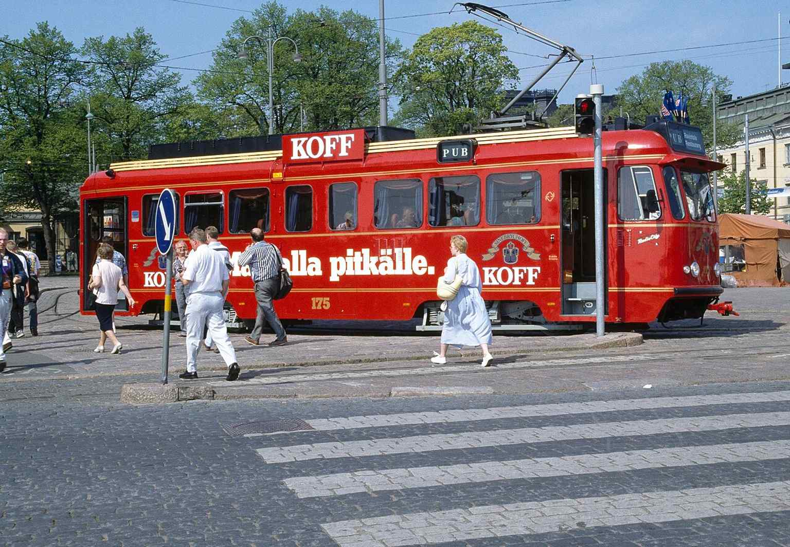 Spårakoff at Market Square in 1995, right after its conversion from an HKL tram into Helsinki’s famous rolling pub.