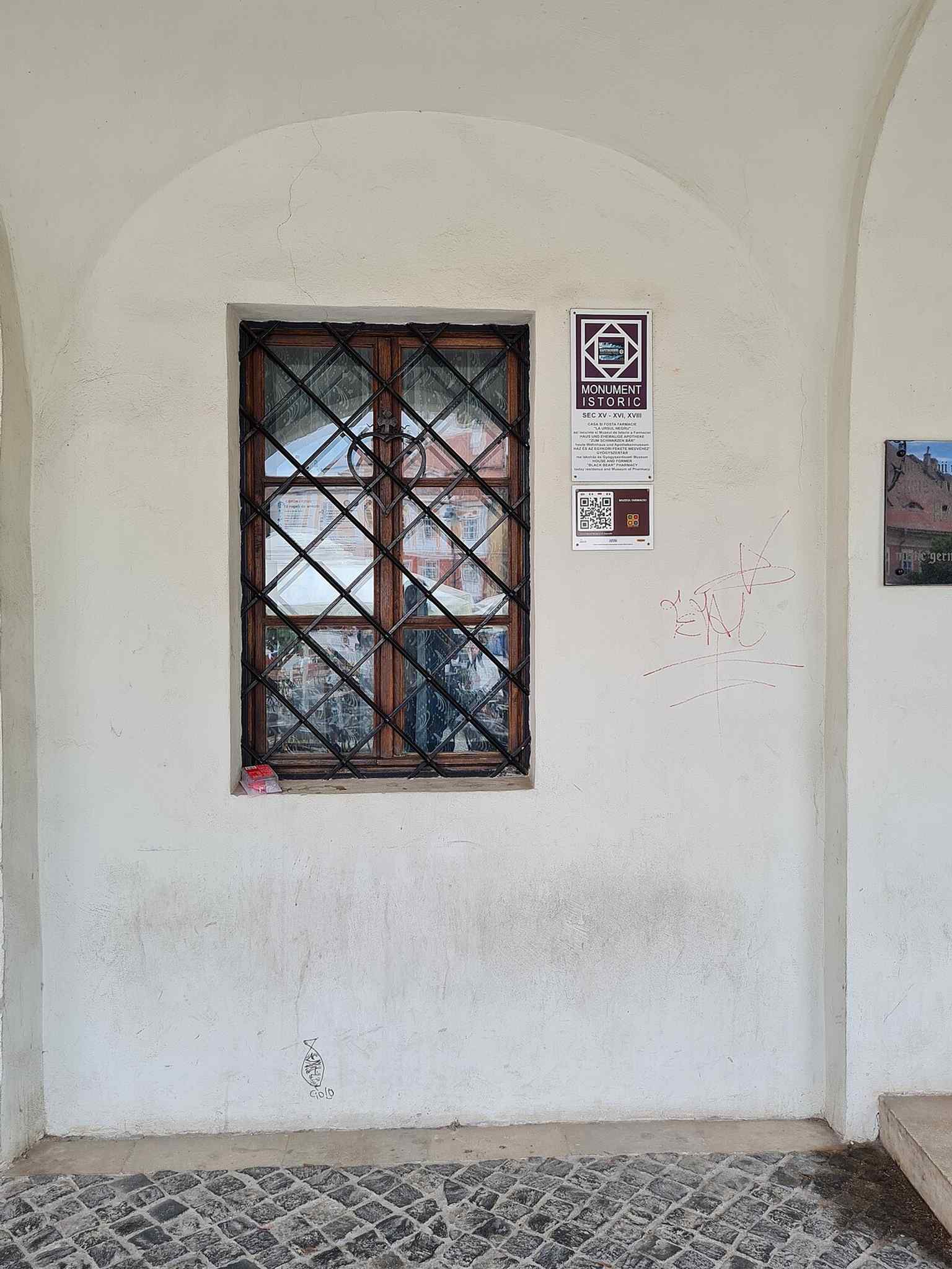 This building, now home to the museum, once housed the 'La Ursul Negru' pharmacy, established around 1600, whose name was officially imposed in 1809 by pharmacist Johann Georg Kayser.