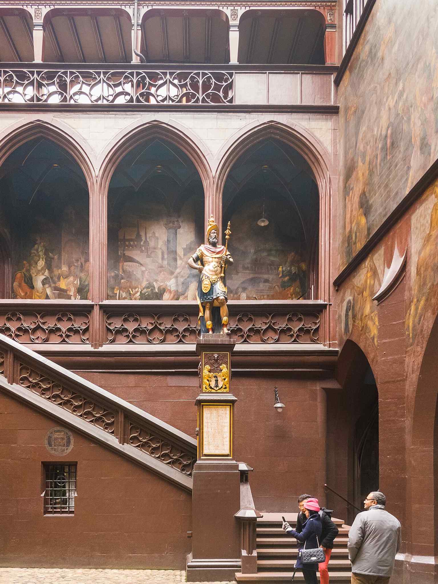 Another view of the atrium with the statue, highlighting the Rathaus as an active workplace rather than just a historic monument.