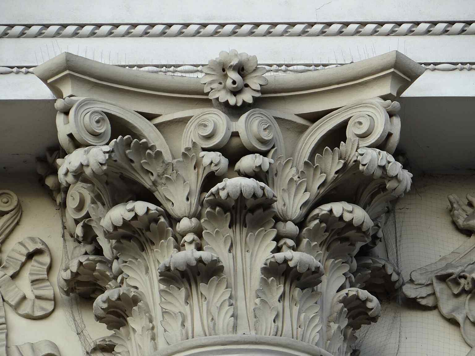 Corinthian capitals on the façade reveal the classical language of Aigner’s redesign, inspired by Palladian architecture.