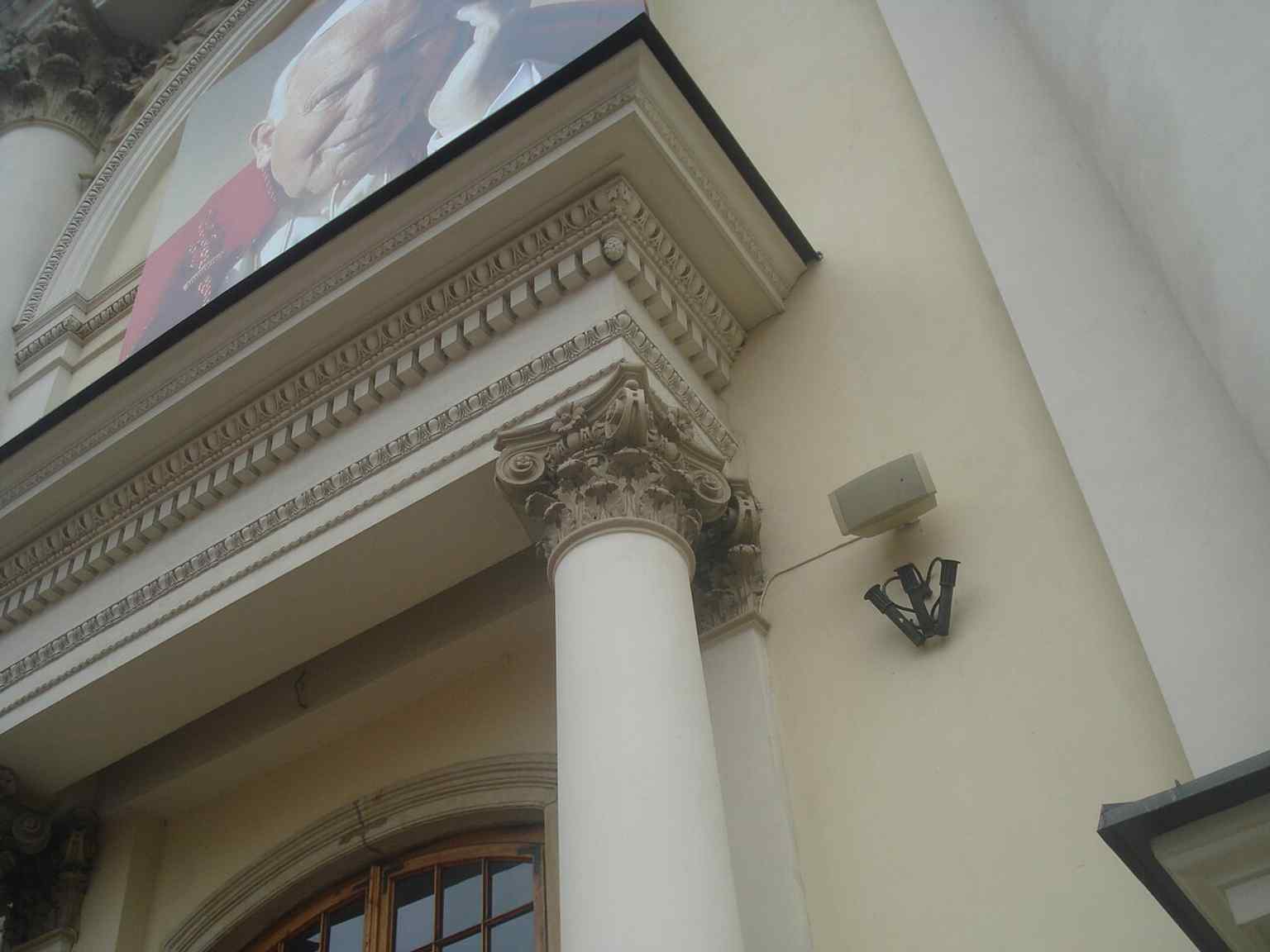 The decorated main entrance offers a close look at the sculptural details that give the façade its refined 18th-century character.