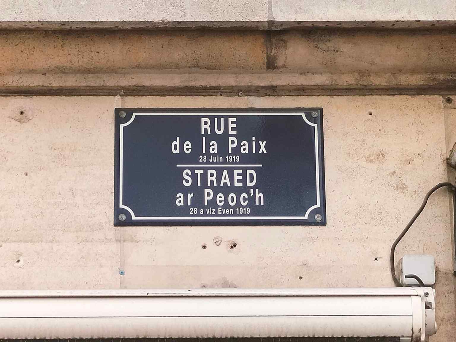 Street plaque for Rue de la Paix in Nantes — a simple marker for the road renamed in 1919 after the Treaty of Versailles.