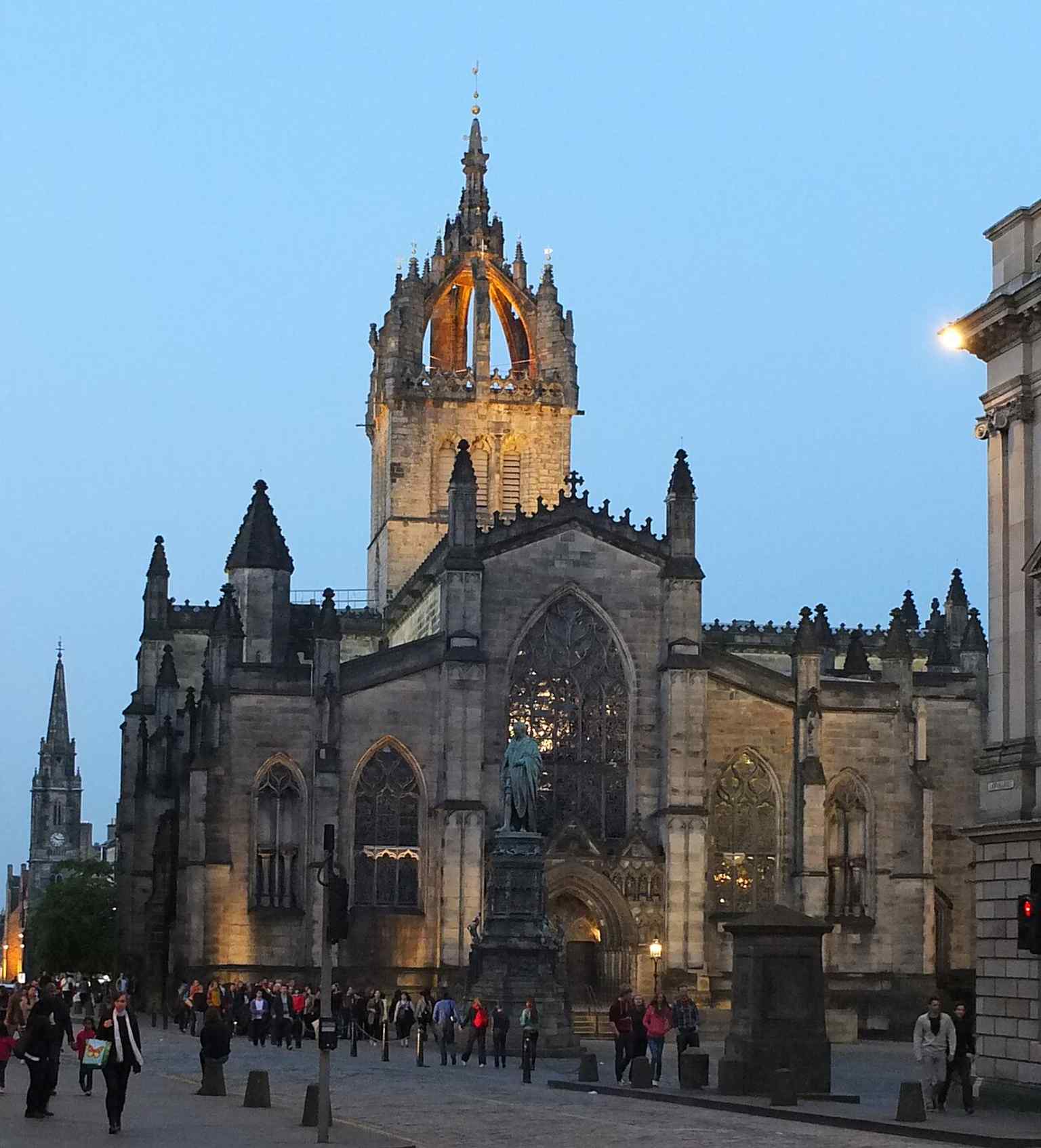 En vy över St Giles' Cathedral från Parliament Square som visar den pampiga stenfasaden och det karaktäristiska krontornet (2013).