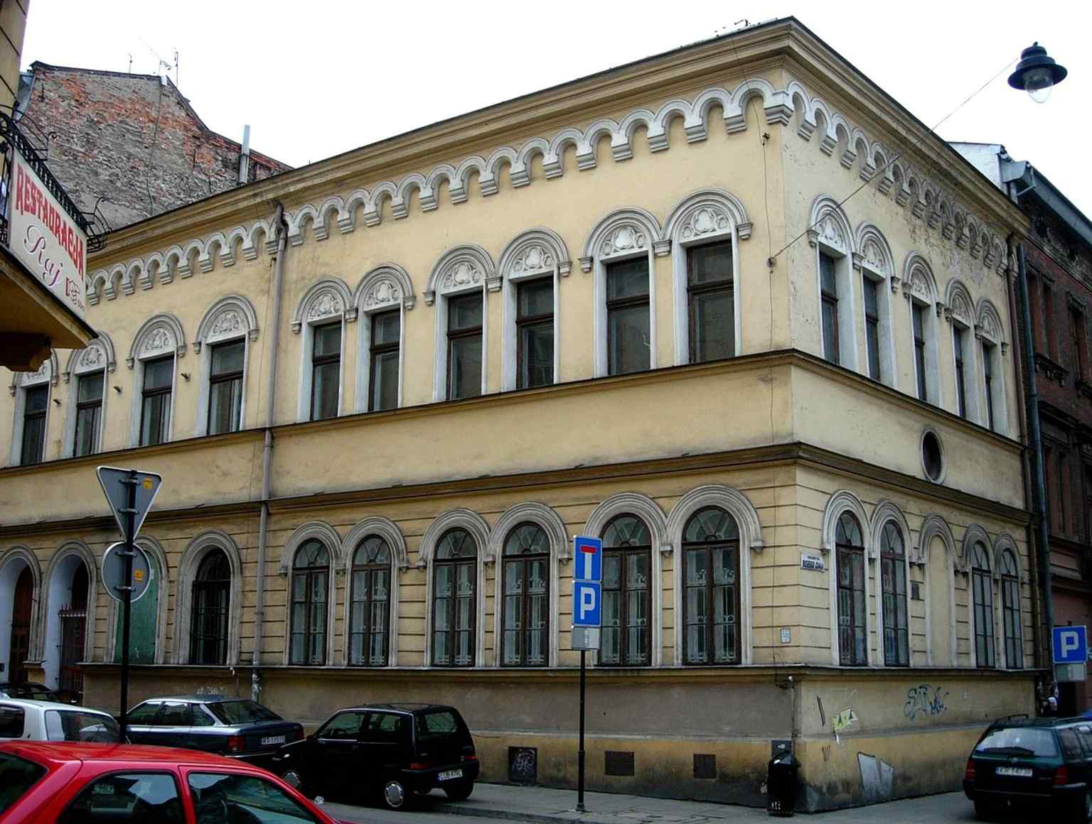 A clear exterior view of the former prayer house on Meiselsa Street, where the building’s modest, historic facade still marks its synagogue origins.