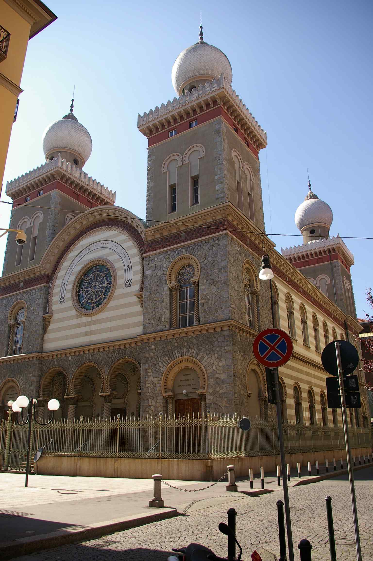 The prominent Synagogue of Turin with its Moorish Revival architecture, horizontal stone stripes, and distinctive square towers. Photographed in 2007.