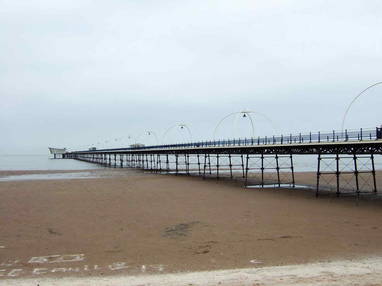 A wide view of the full pier in 2007, underscoring its claim as the second-longest pier in Great Britain.