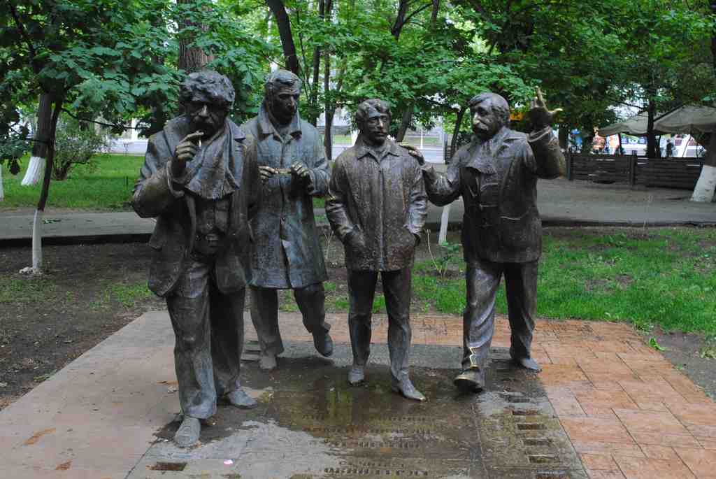 Sculpture group "Men"