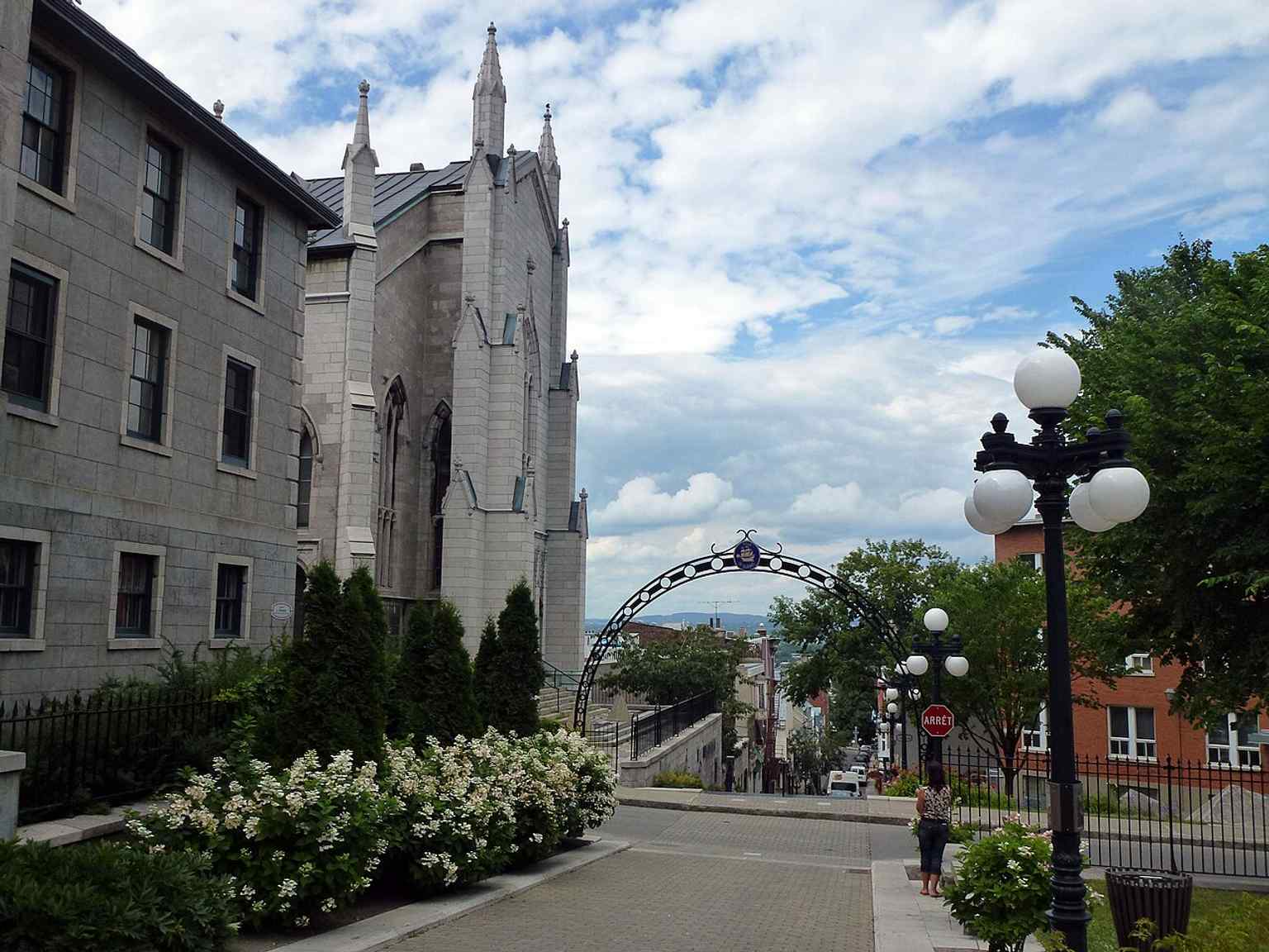The building from Rue Chaussée des Écossais, showing the old prison site in Quebec City’s historic centre.