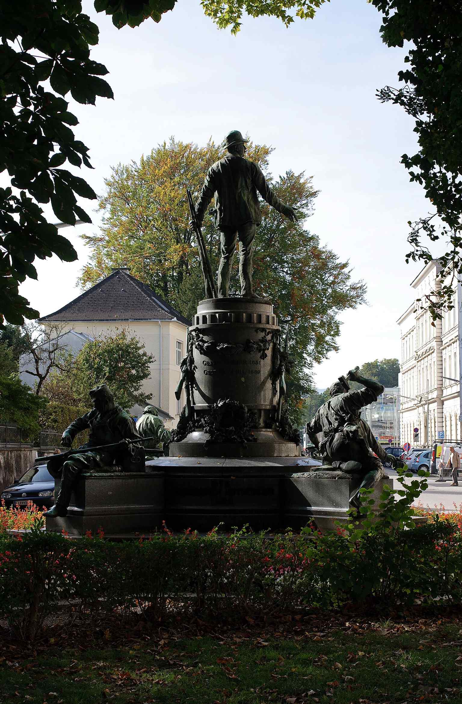 A rear view of the monument showing the inscription on the back: 'Die dankbaren Mitbürger 1894'.