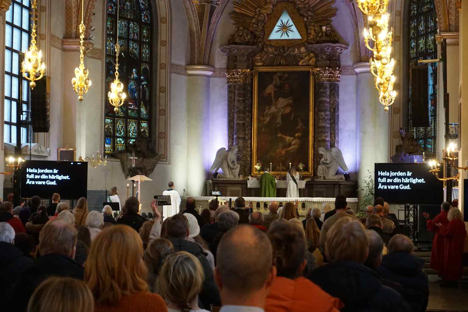 The interior, restored by Agi Lindegren, is actively used for services by the EFS association, central to the church's extensive social work with the needy.