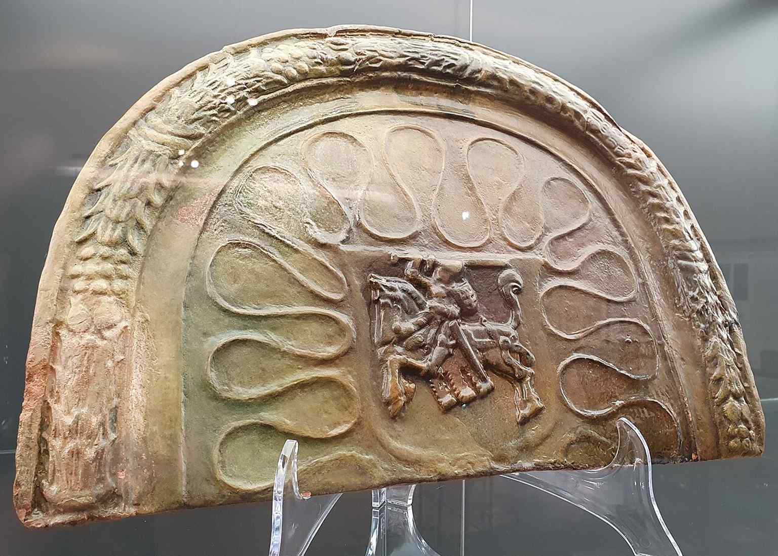 A 16th-century stove tile with the Lithuanian Vytis, a small object that reflects the richly finished palace interiors.