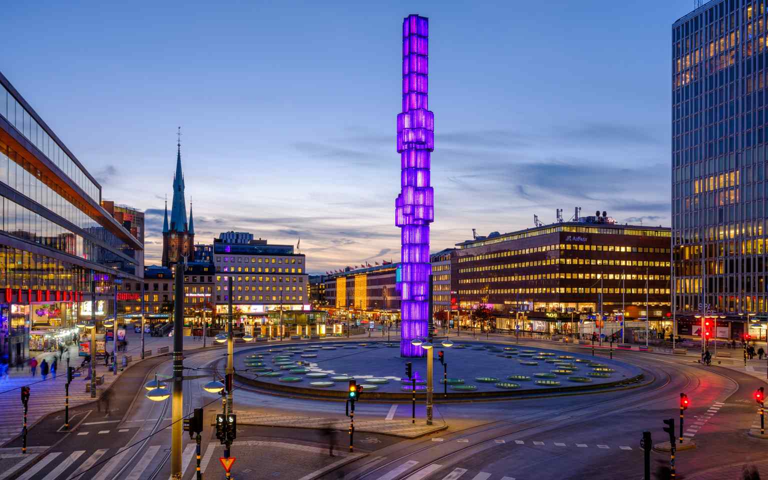 The Sergelfontänen, with its superellipse shape proposed by artist Piet Hein, stands as a central feature of the modern Sergels torg.