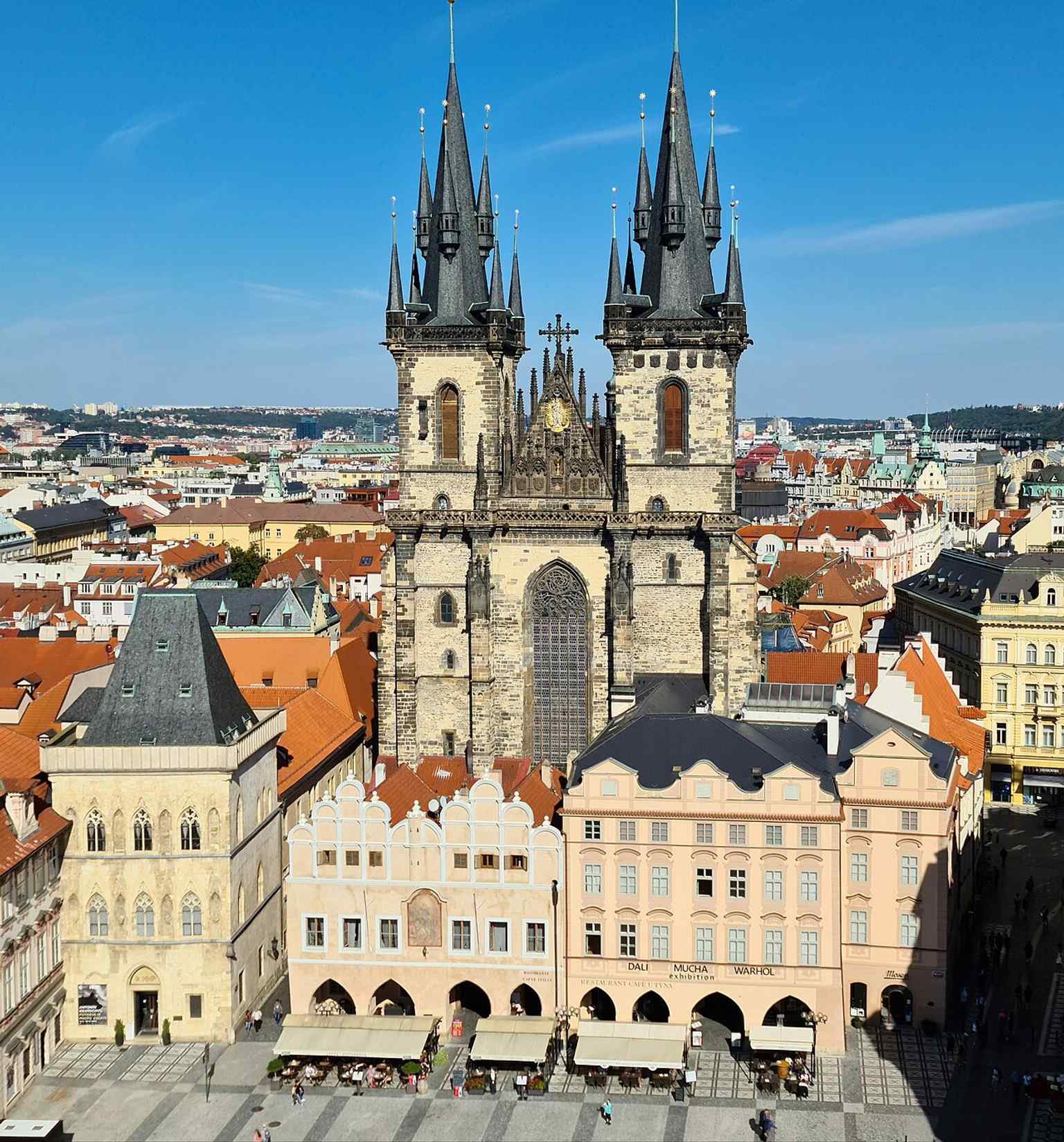 Die ikonische Westfassade der Teynkirche dominiert den Altstädter Ring in Prag mit ihren charakteristischen Türmen und dem goldenen Kelch, einem Symbol, das 2017 wieder angebracht wurde.