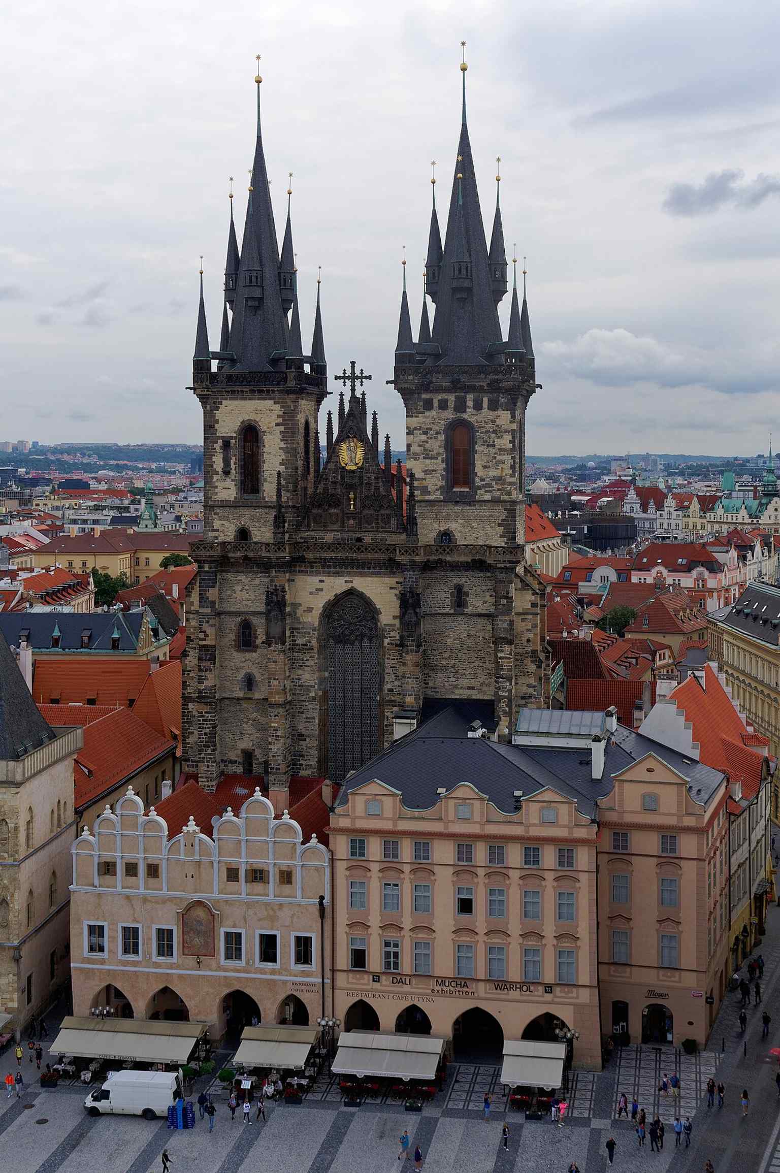 Diese Luftaufnahme bietet einen umfassenden Blick auf die Teynkirche und unterstreicht ihre prägende Präsenz über der Altstadt.