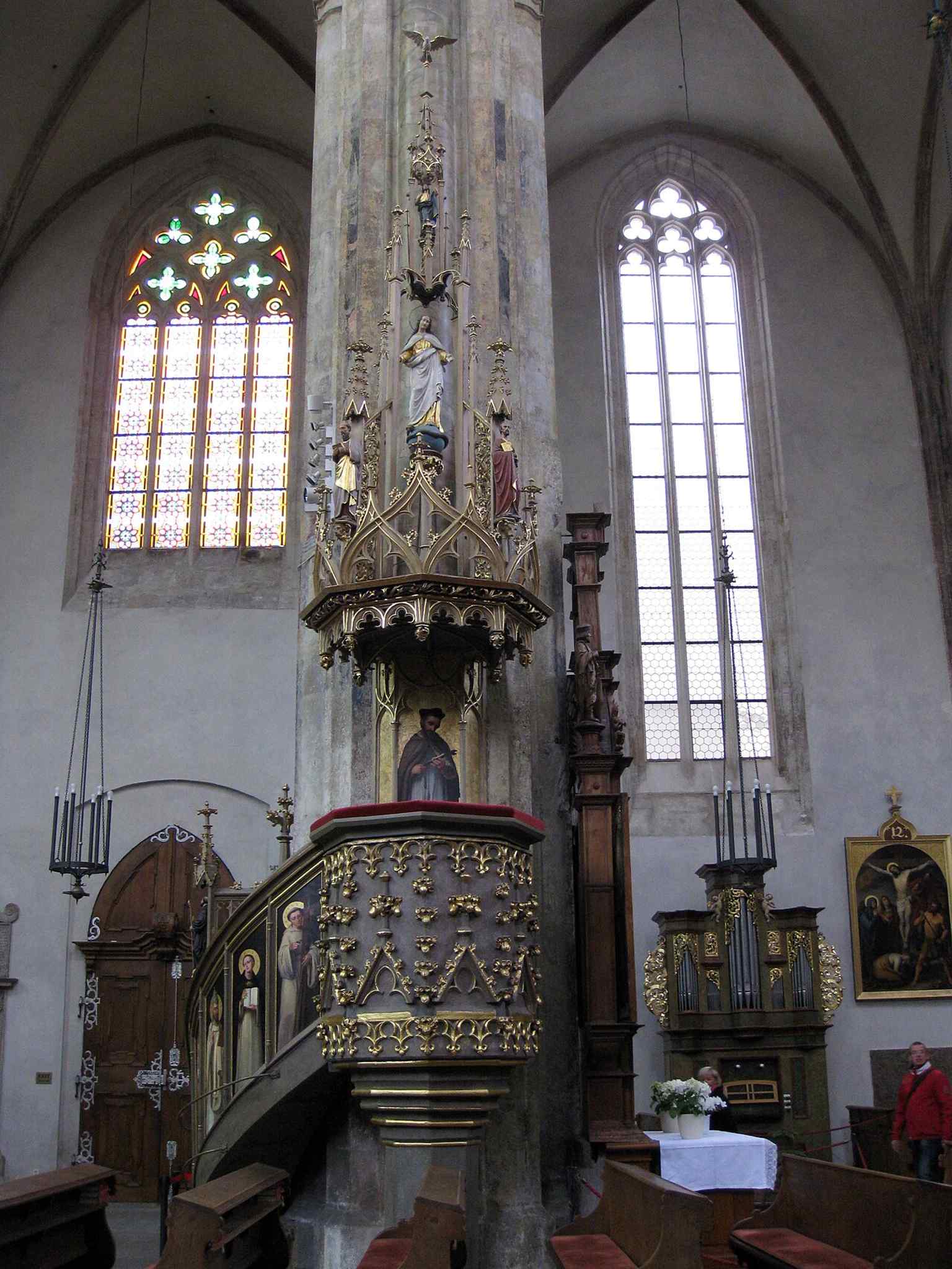 Diese kunstvolle Steinkanzel ist einer der wenigen originalen mittelalterlichen Ausstattungsgegenstände, die Jahrhunderte von Veränderungen und Bränden in der Kirche überstanden haben.