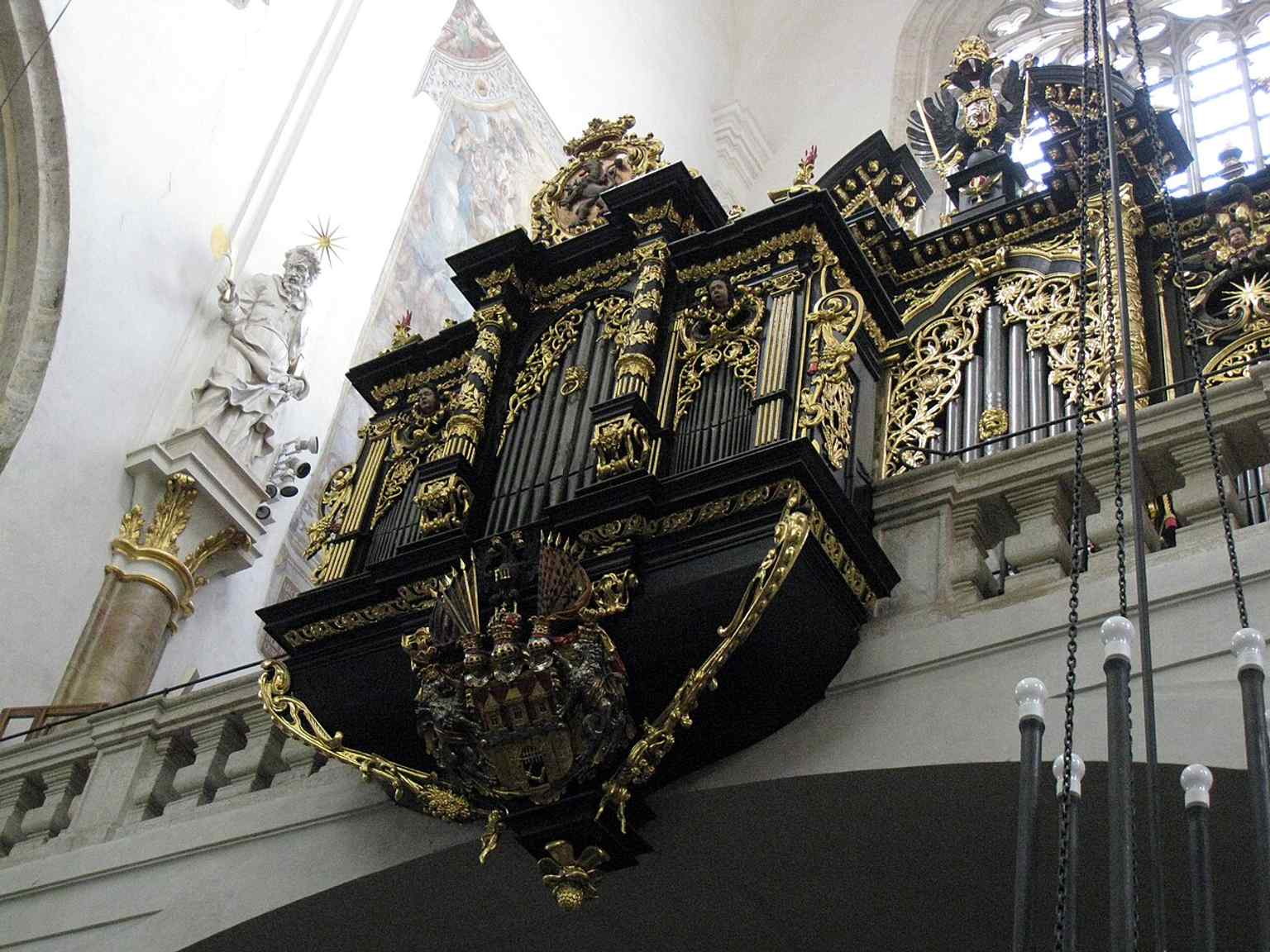 Die prächtige Orgel von Jan J. Mundt, fertiggestellt zwischen 1670 und 1673, ist eine der drei ältesten erhaltenen Orgeln in Prag und bekannt für ihren satten Barockklang.