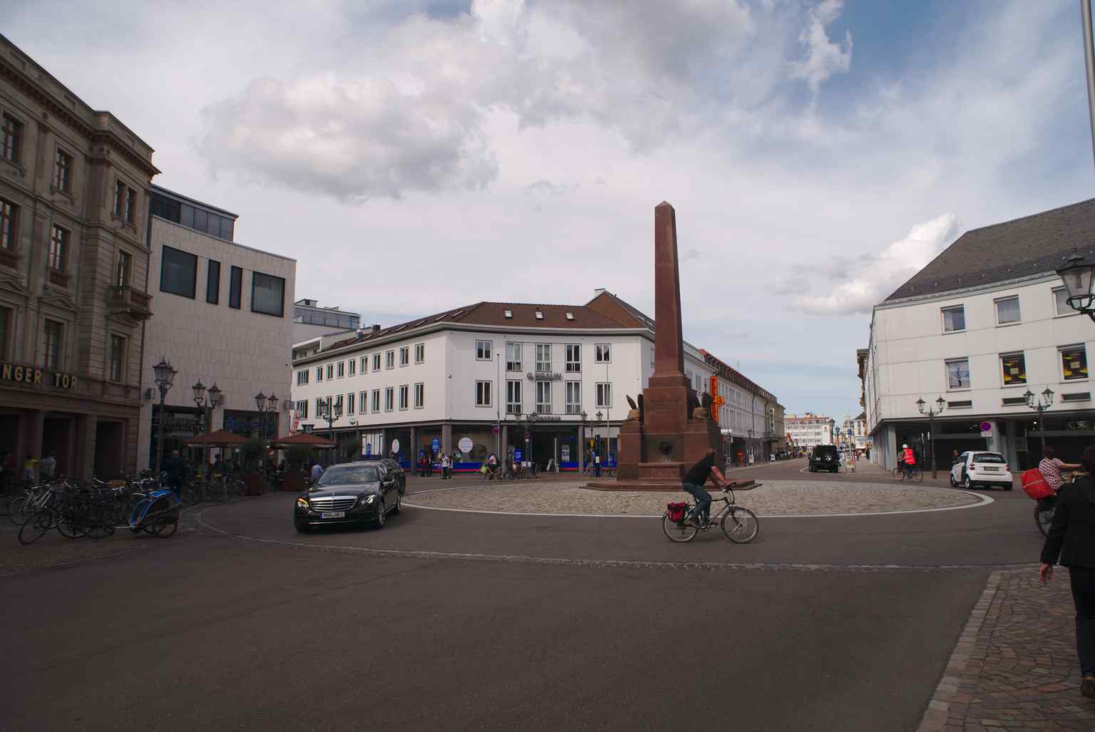 This image captures the Verfassungssäule (Constitution Column) at the heart of Rondellplatz. Designed by Friedrich Weinbrenner and dedicated to Grand Duke Karl, this 7.80-meter-high obelisk of red sandstone features griffins, one of which was replaced after a significant act of vandalism in 2012.