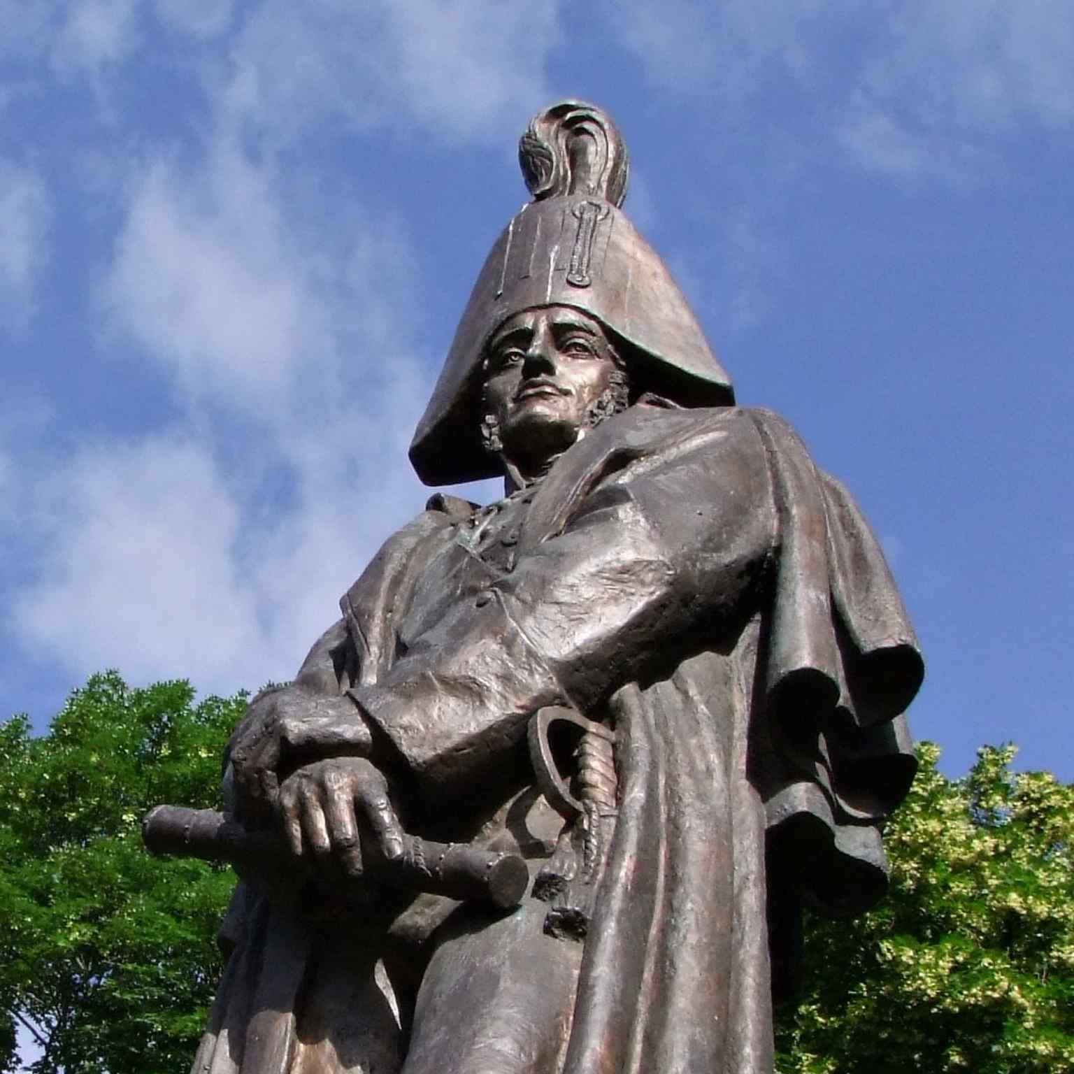 The 2002 reconstructed statue on its historic pedestal, a modern replacement for the vanished 1913 bronze original.