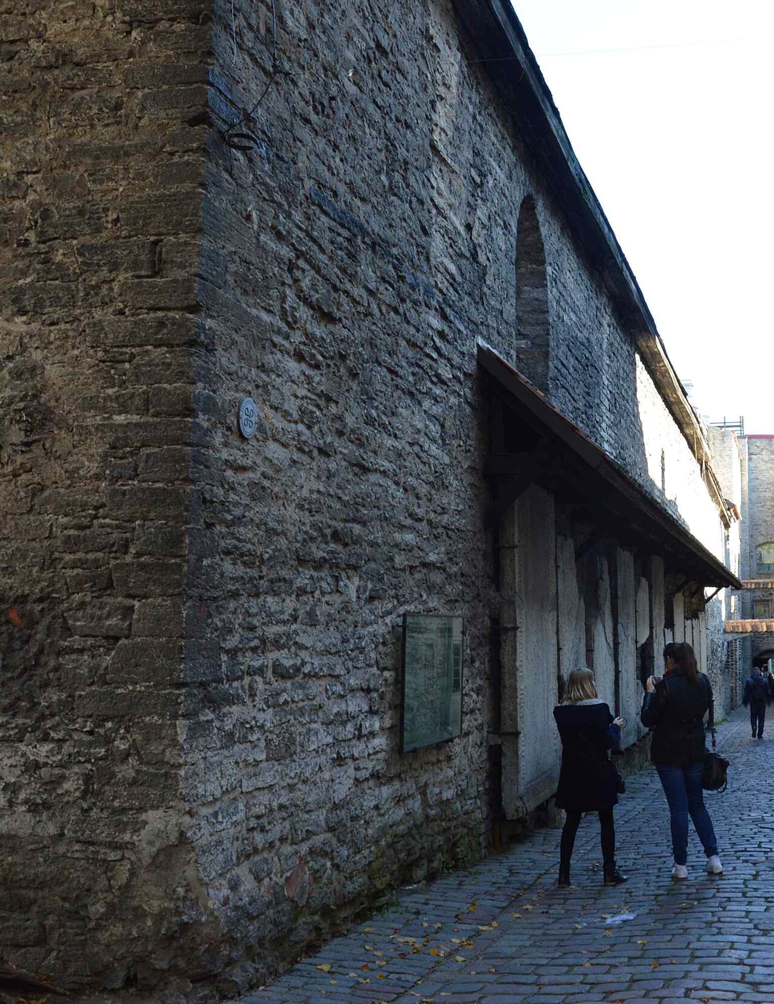 The Dominican monastery remains beside the passage, recalling the 13th-century monastic presence that shaped this area.