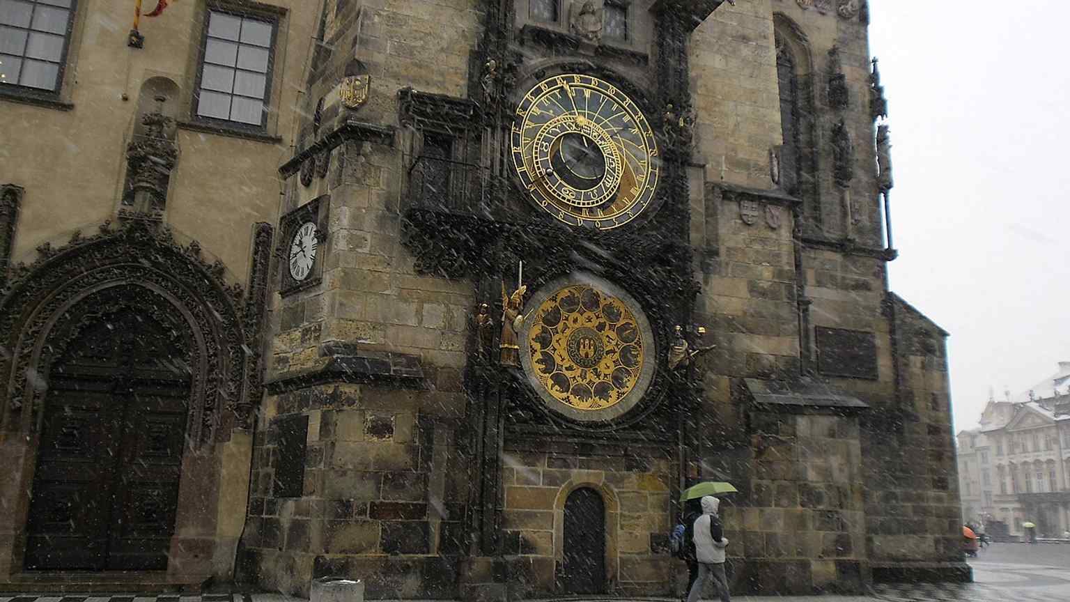 Menschenmengen versammeln sich, um das stündliche Spiel der Astronomischen Uhr zu beobachten, eine der bekanntesten und beliebtesten Touristenattraktionen Prags.