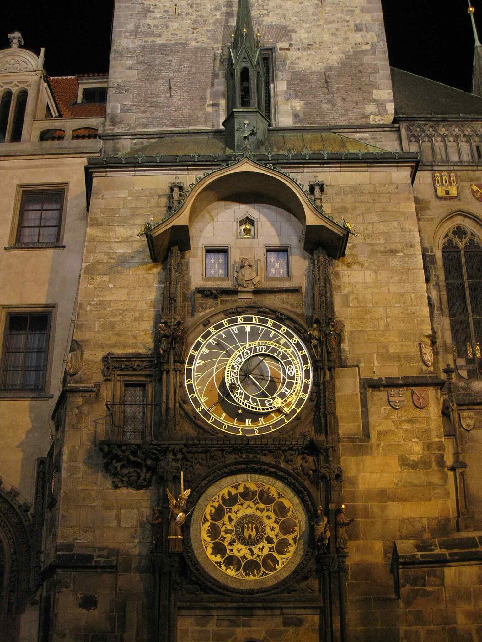 Eine atemberaubende Nahaufnahme der Prager Astronomischen Uhr, der drittältesten und ältesten kontinuierlich funktionierenden astronomischen Uhr der Welt, die bis ins Jahr 1410 zurückreicht.