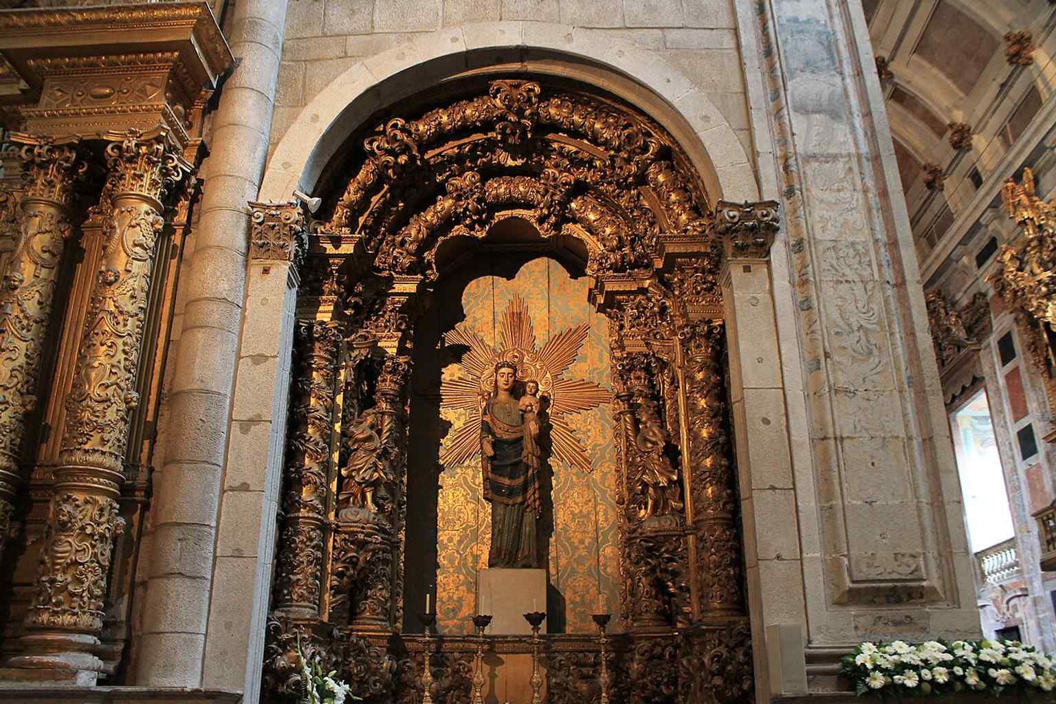 The cathedral’s galilé with azulejos, reflecting the 18th-century decorative program that gave the entrance area a colorful Baroque touch.
