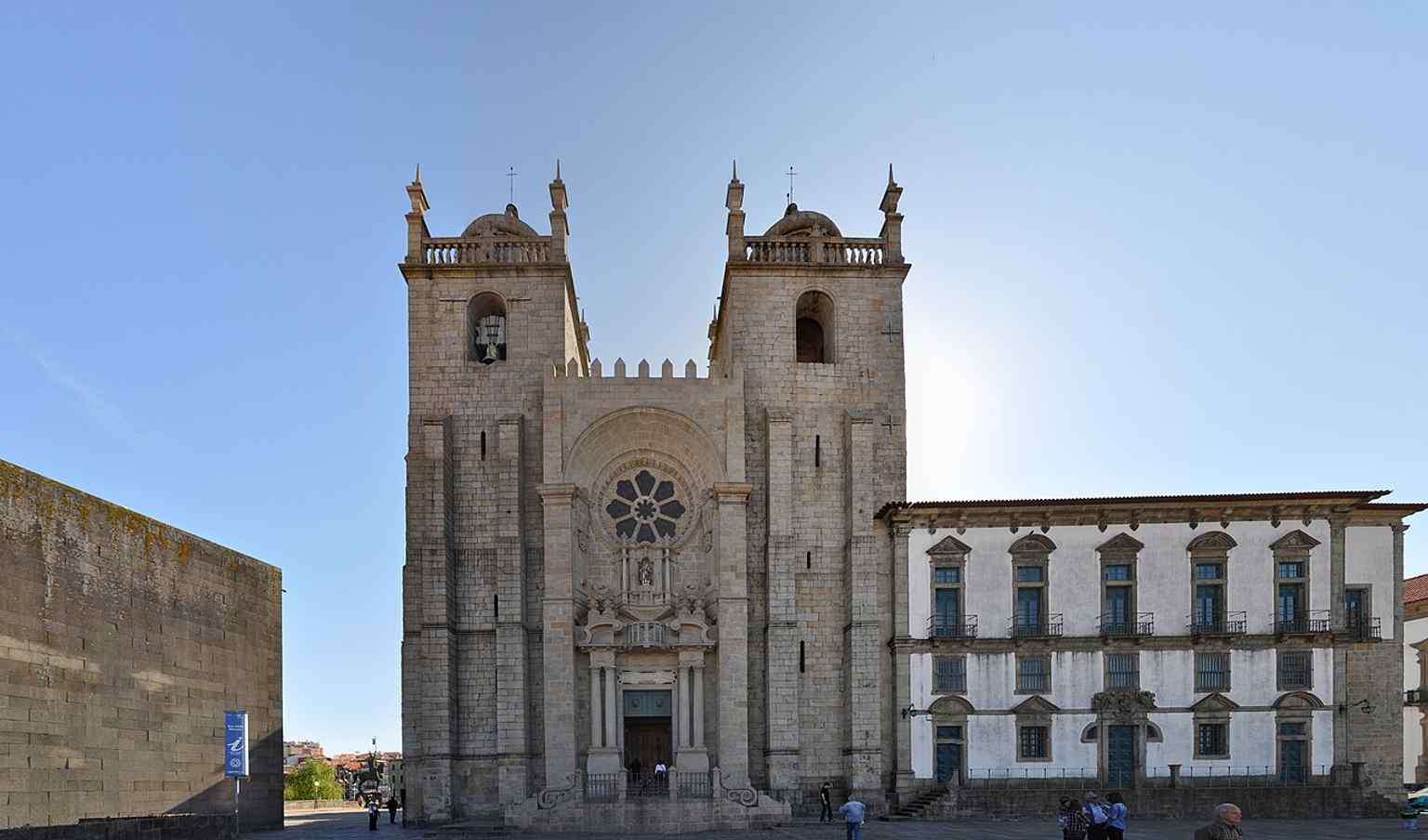 Porto Cathedral at night, highlighting the monument as one of the city’s oldest and most important landmarks.