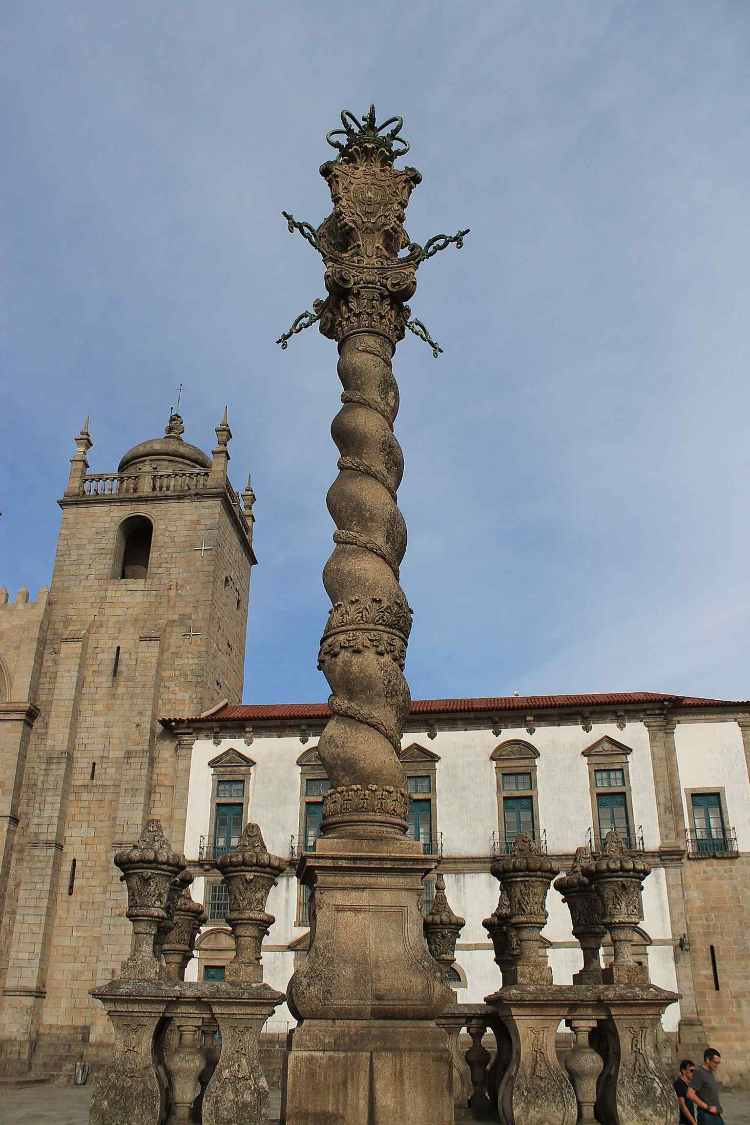The Gothic cloister of Porto Cathedral, built in the 14th and 15th centuries and later lined with distinctive azulejo panels.
