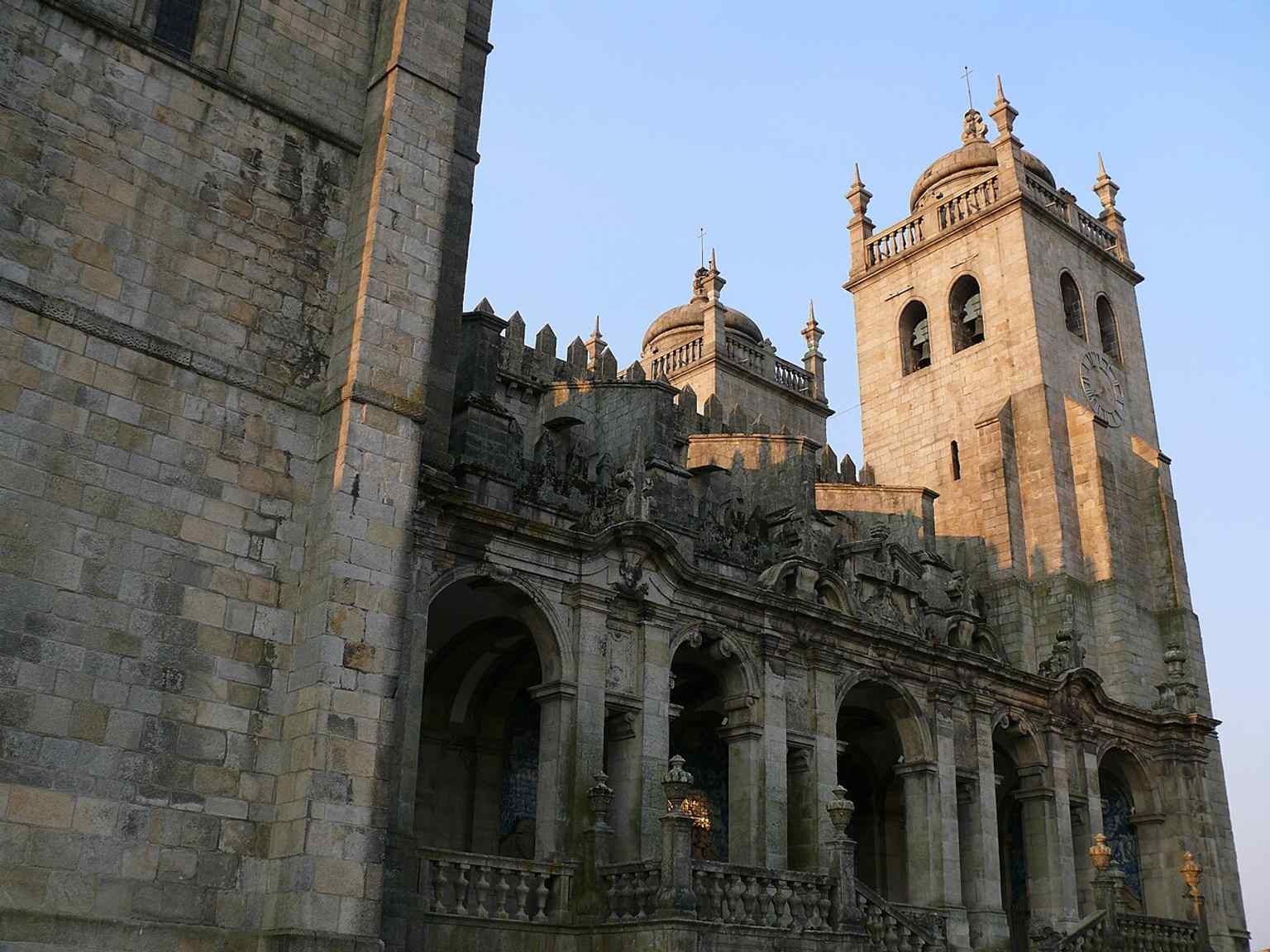 The cloister’s azulejo-lined galilé, where painted tilework adds a later Baroque layer to the cathedral’s Gothic setting.