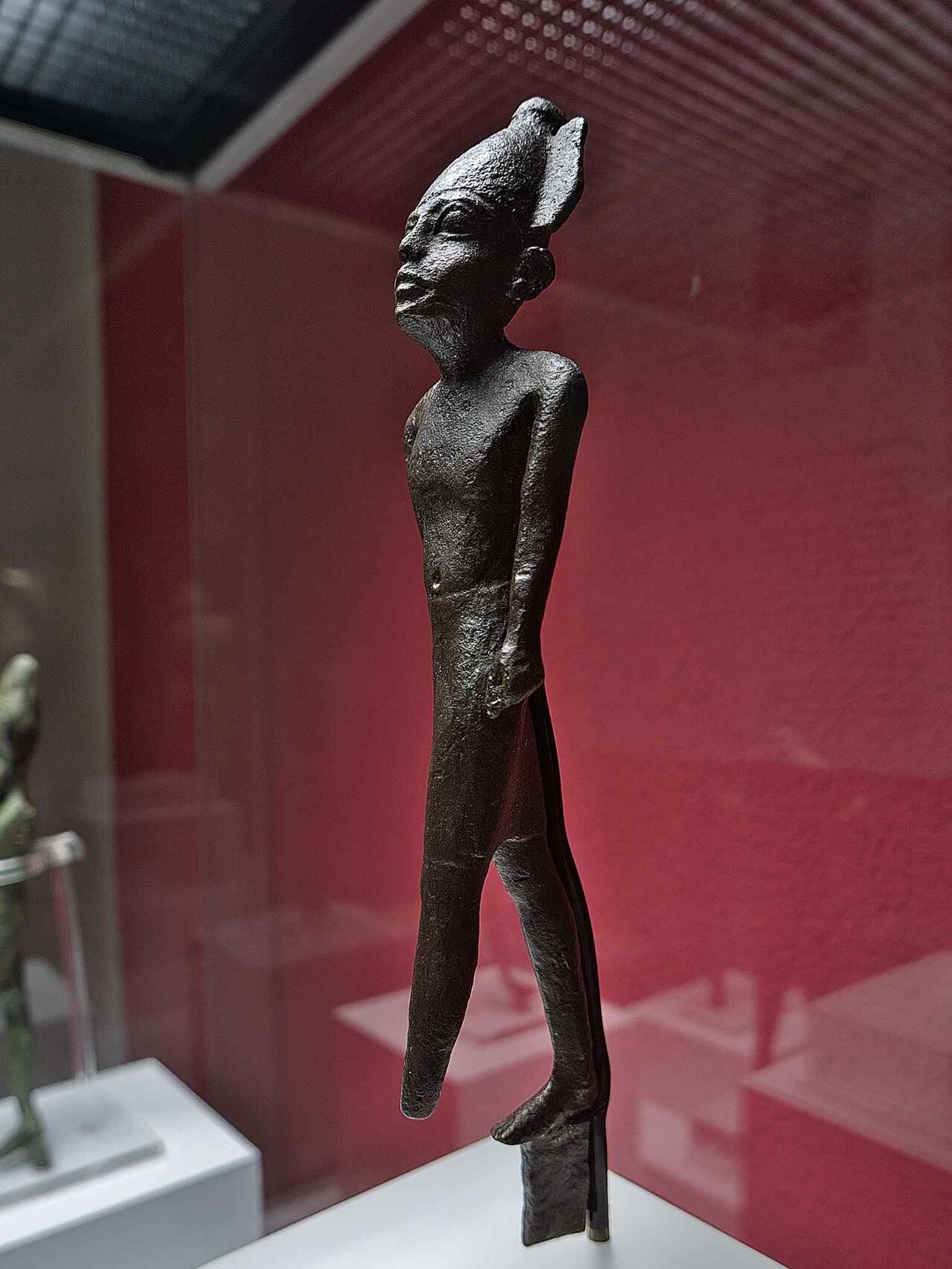 A Phoenician bronze figure of Melqart linked to Sancti Petri, reflecting Cádiz’s ancient religious and commercial world.