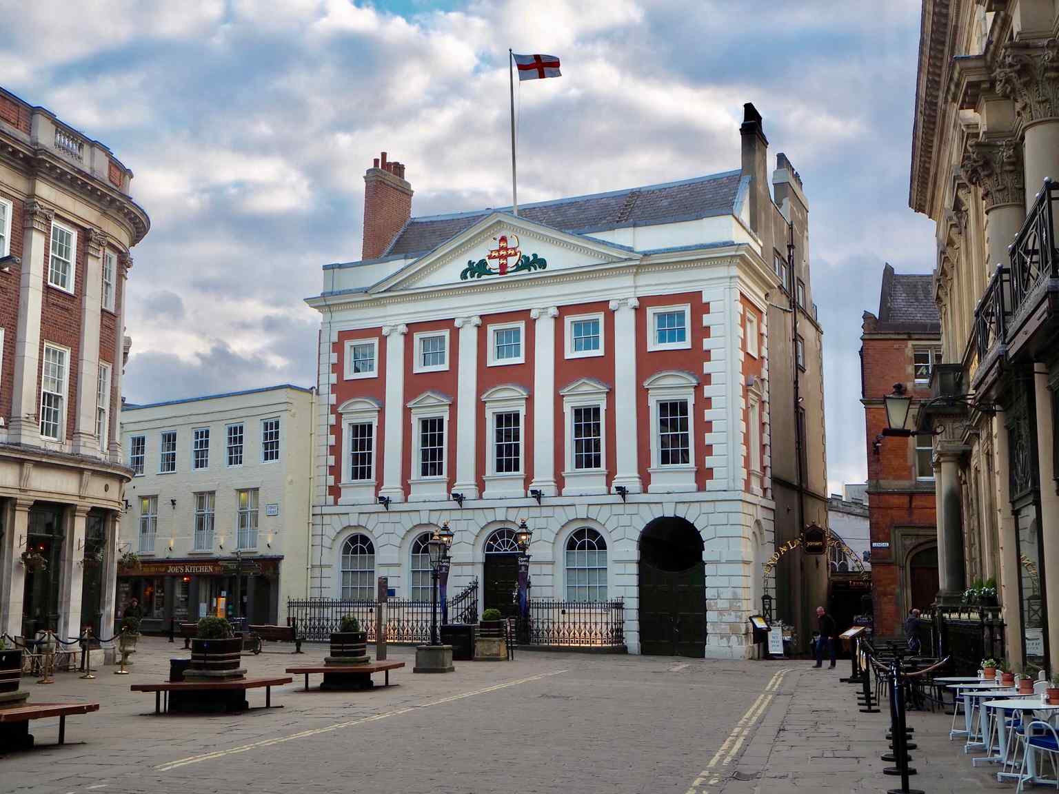 The striking early Georgian facade of the Mansion House, a historic staple of York's city center since 1732. (2019)
