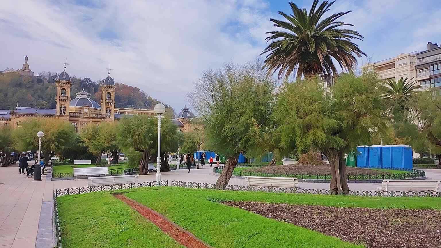 A wide view of Alderdi Eder Park, the green waterfront garden that faces San Sebastián’s City Hall and La Concha Bay.
