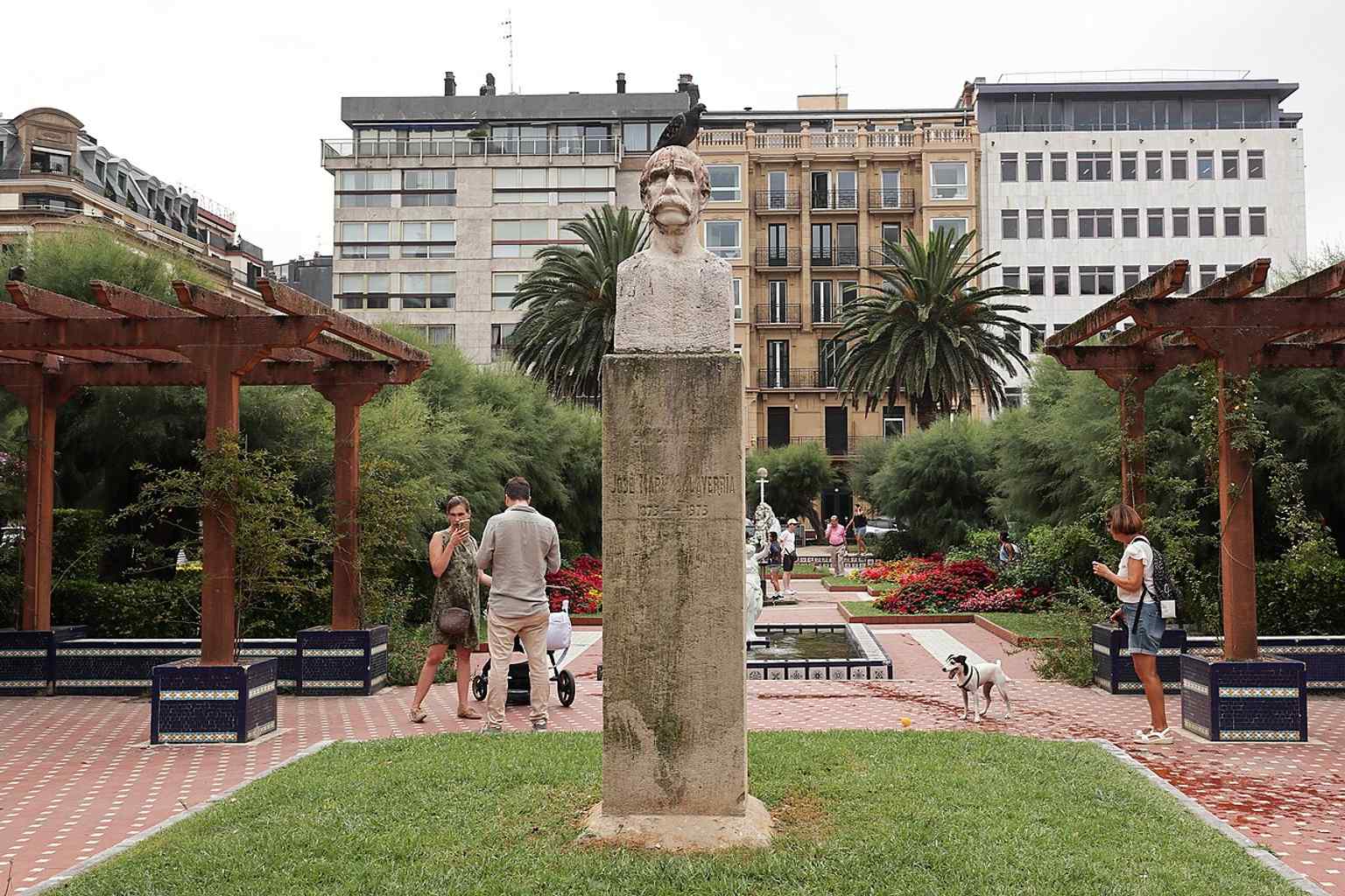 The José María Salaverría monument inside Alderdi Eder, showing the park’s role as a civic memorial space as well as a leisure garden.