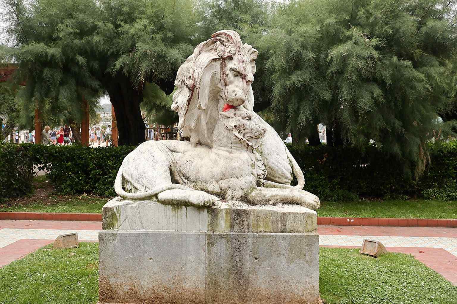 The stone lions by Antonio Frilli, one of the park’s sculptural details that add to Alderdi Eder’s classic Belle Époque atmosphere.