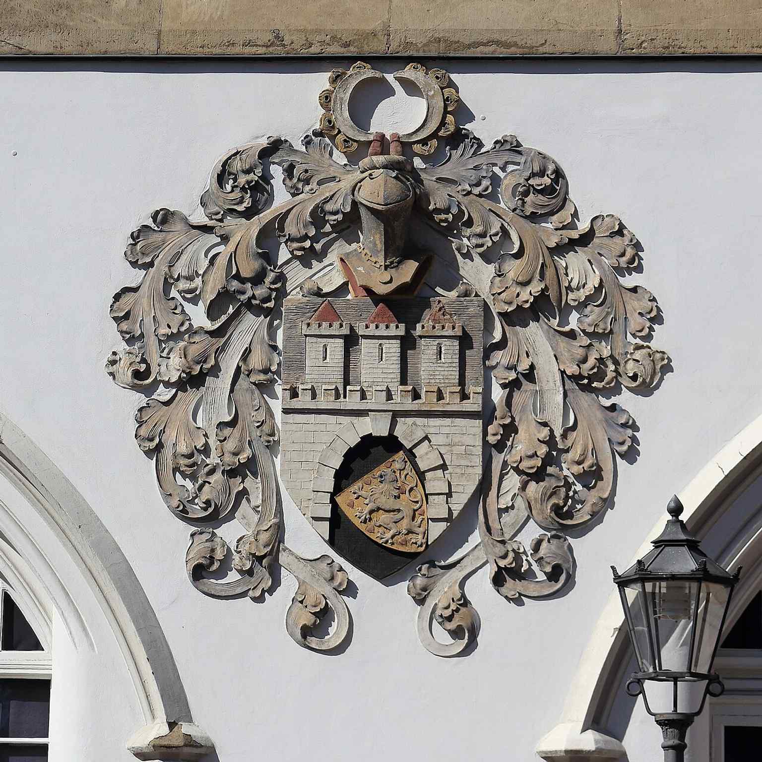 This image shows the Coat of Arms of the City of Celle on the Bomann-Museum at the intersection of Stechbahn and Schlossplatz, a testament to the building's detailed and eclectic architectural style.