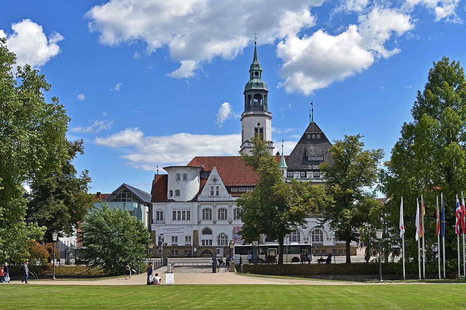This view of the Bomann-Museum (Schlossplatz 7) from Celle Castle highlights its prominent location opposite the castle, where it was built between 1903 and 1907.