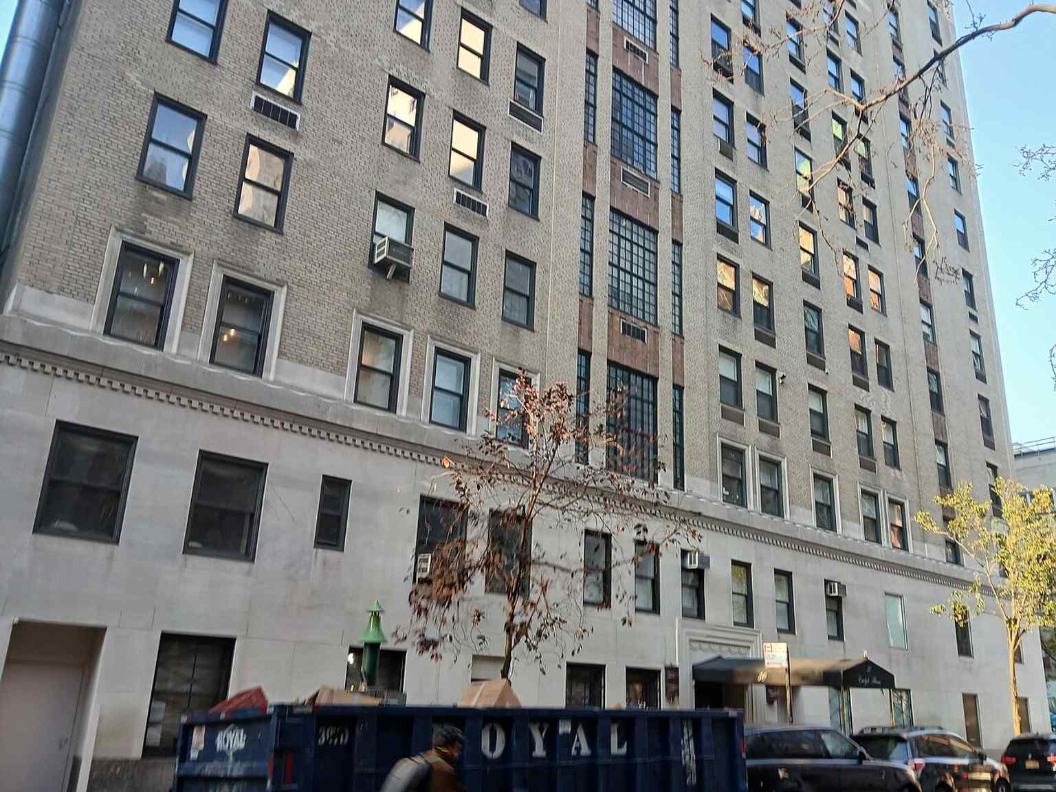 The lower stories of the Carlyle Hotel, clad with limestone and granite, house luxury stores and dining areas such as Dowling's, Cafe Carlyle, and Bemelmans Bar.