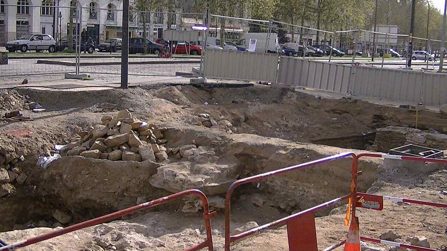 Archaeologists uncover the old Loire waterfront beneath Allée Flesselles, echoing the street’s origin as a quay before the river was filled in.