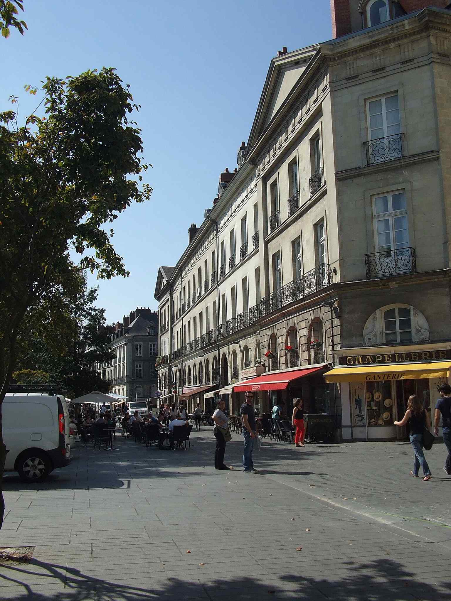 A street-level view of Allée Flesselles, the pedestrian lane that once carried tramway and railway traffic along Nantes’s former riverfront.